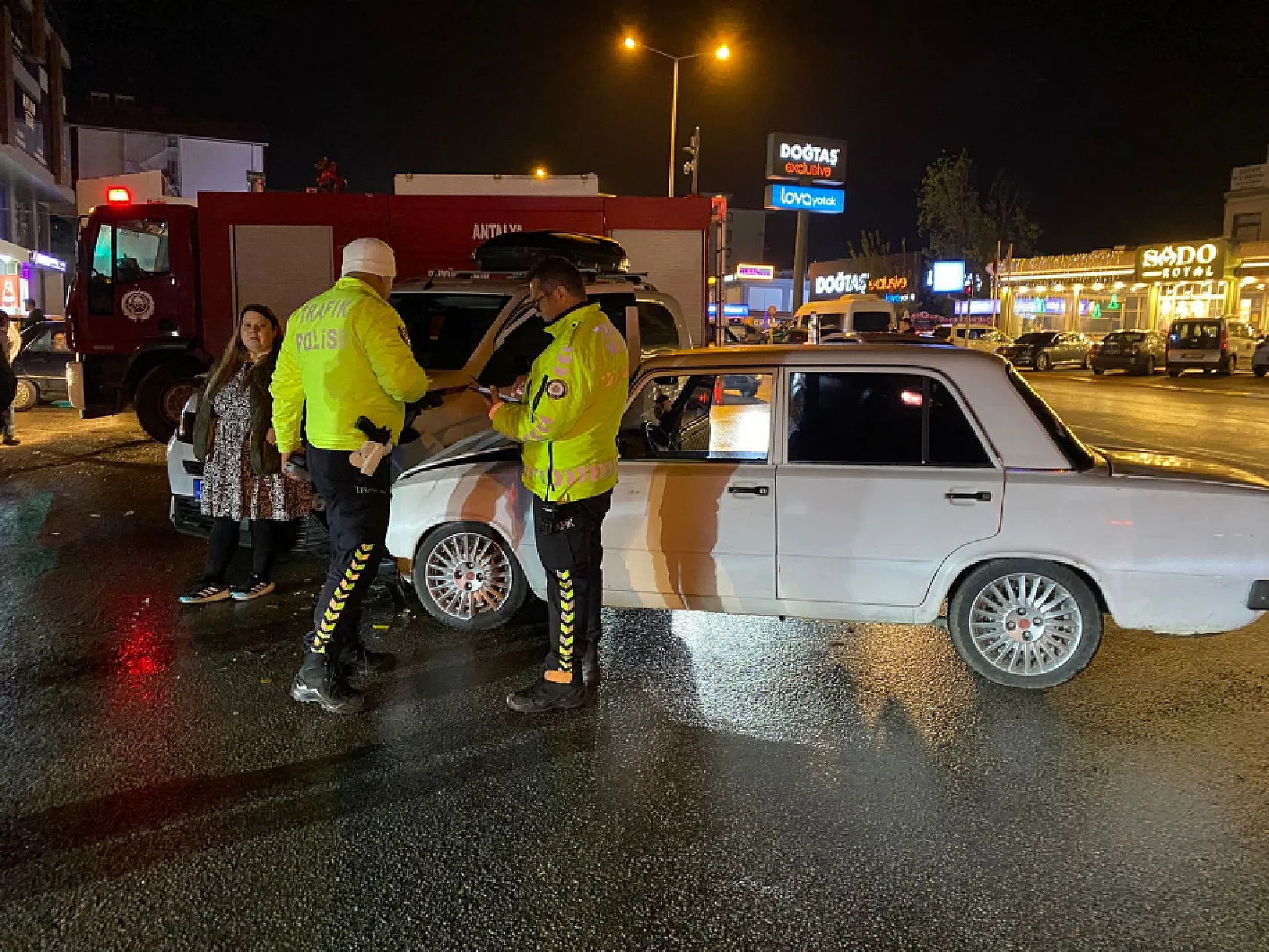 İki Otomobil Çarpıştı: 3 Kişi Yaralandı