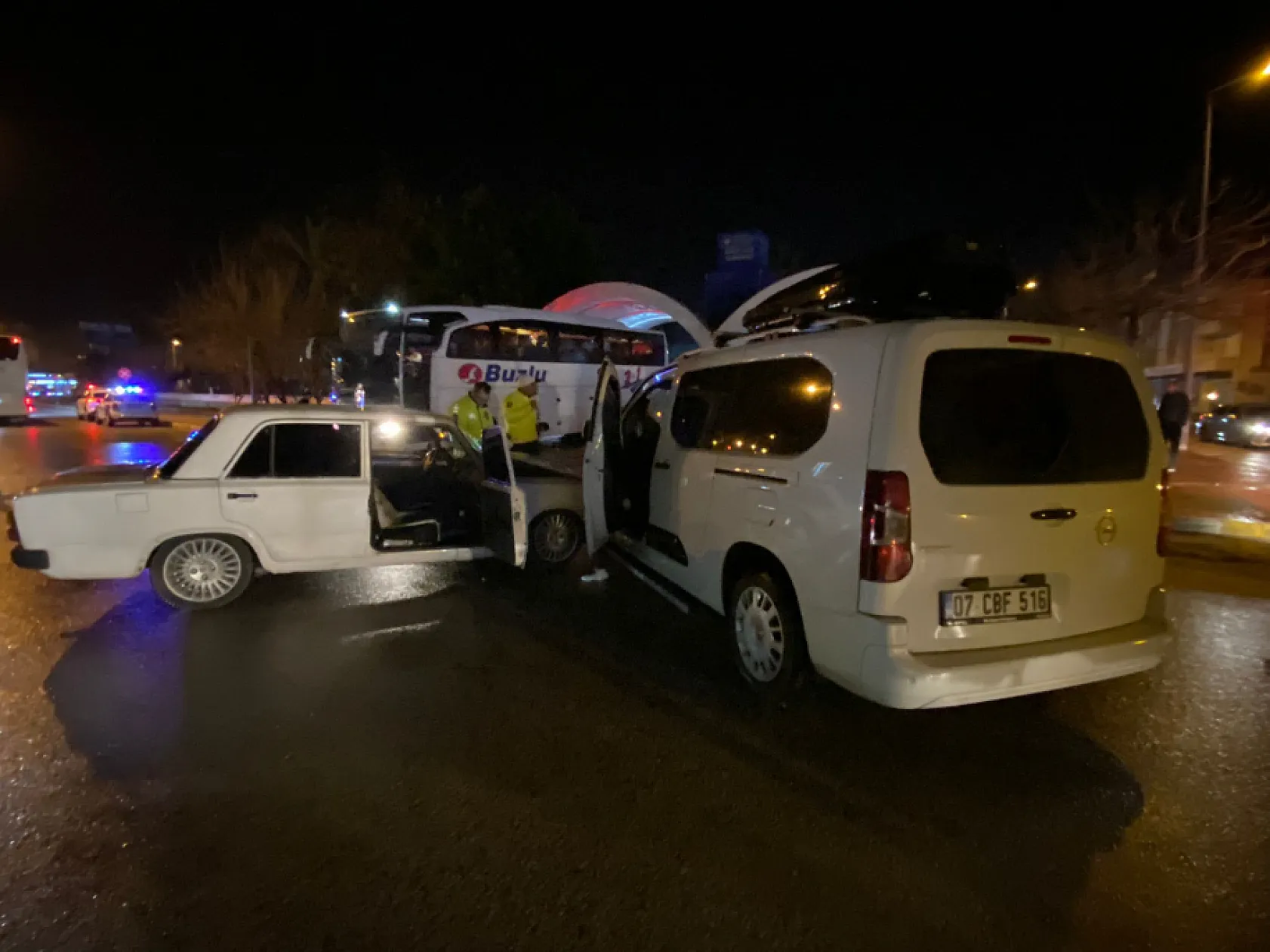 İki Otomobil Çarpıştı: 3 Kişi Yaralandı