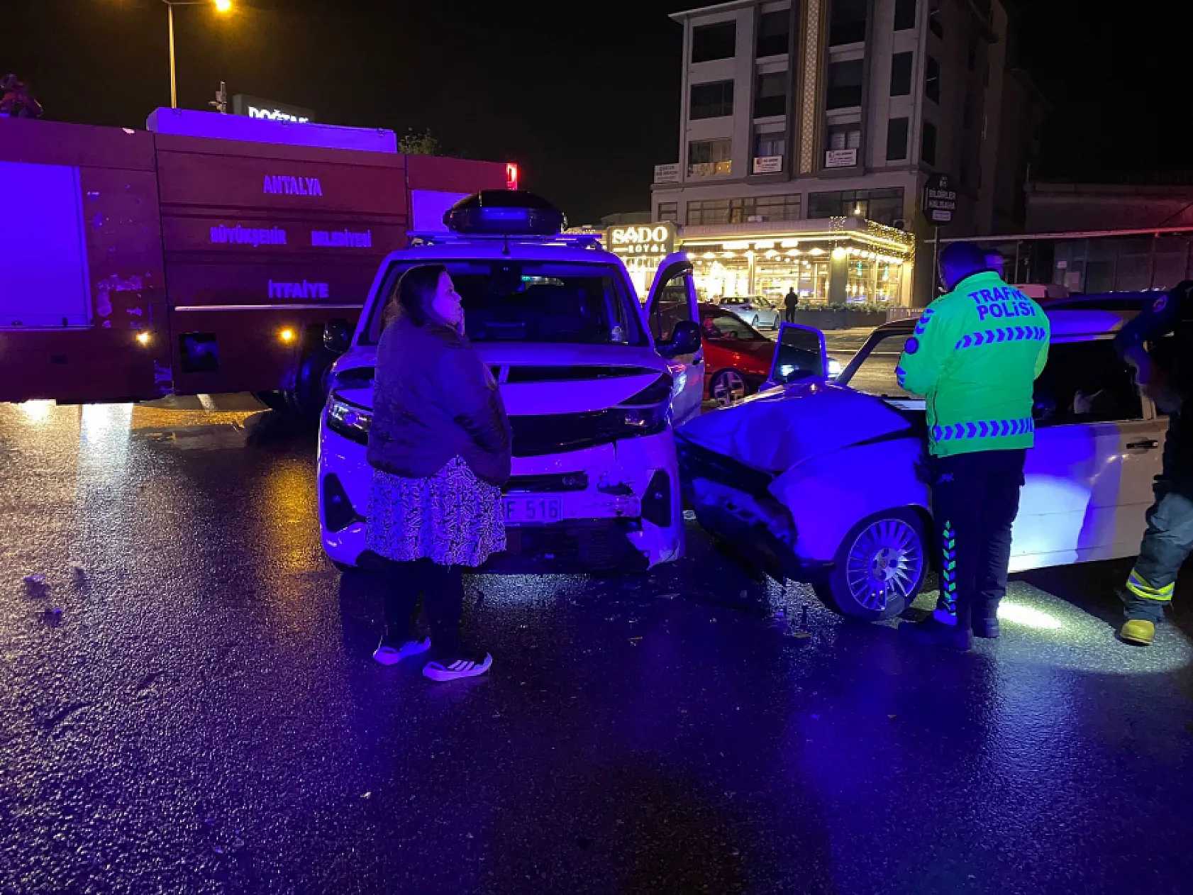İki Otomobil Çarpıştı: 3 Kişi Yaralandı