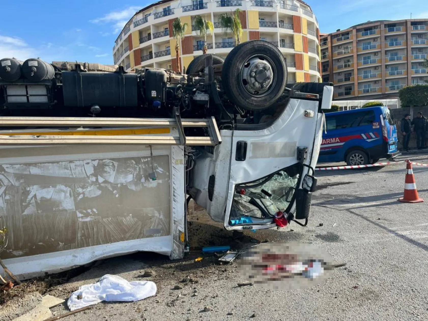 Kamyonun arkadan çarptığı çöp kamyonu devrildi: 1'i ağır 3 işçi yaralandı
