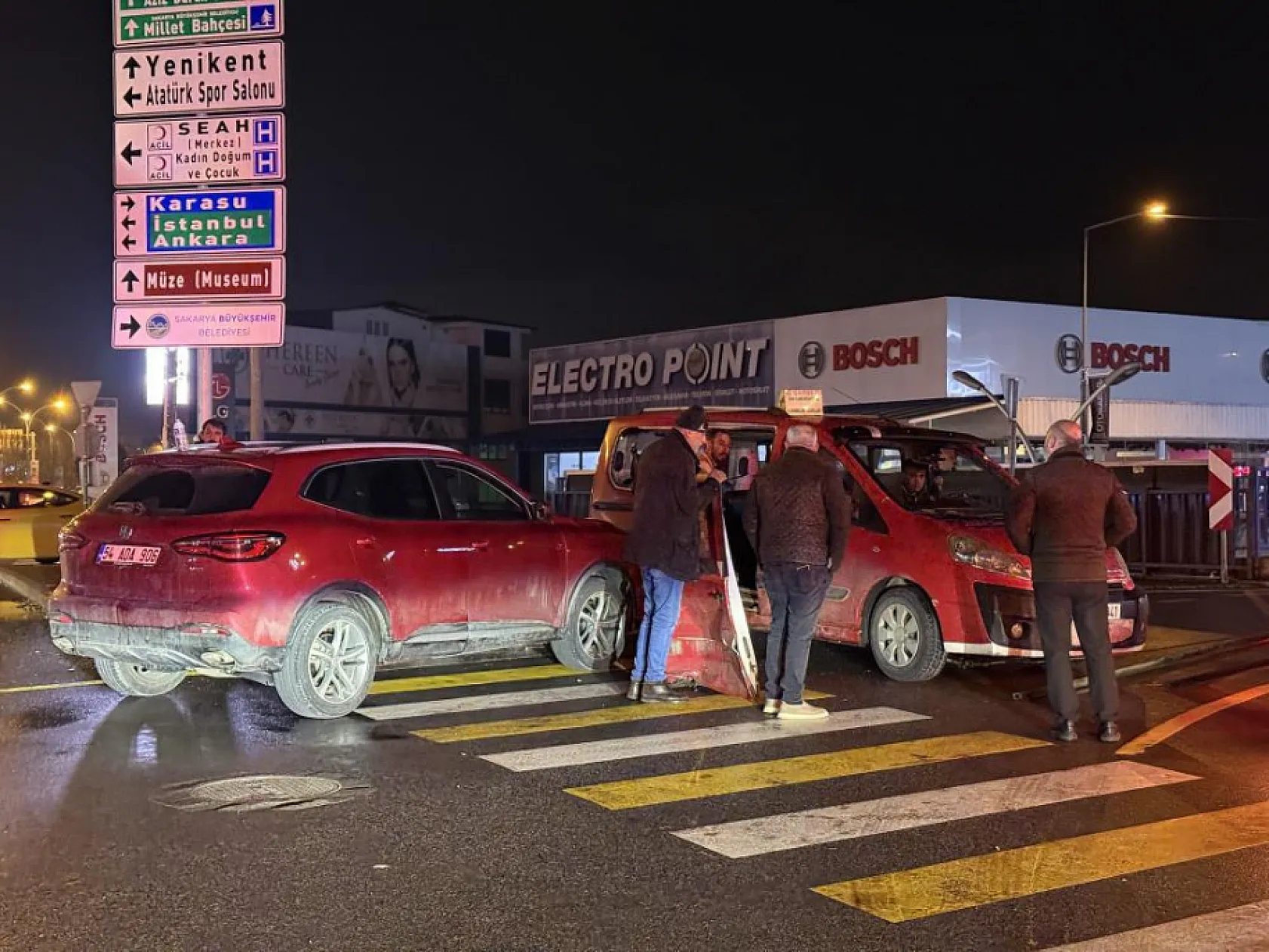 Toplu taşıma aracı ile SUV tarzı araç çarpıştı: 5 yaralı
