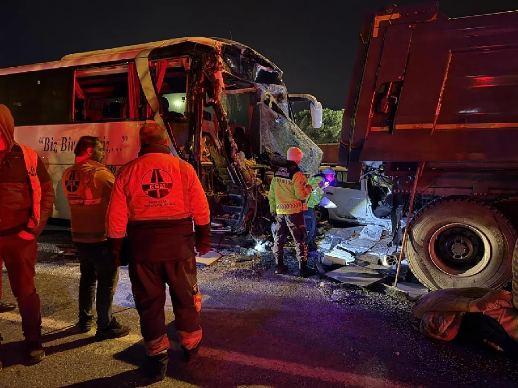 TEM Otoyolu'nda Feci Kaza: 1 Ölü, 27 Yaralı