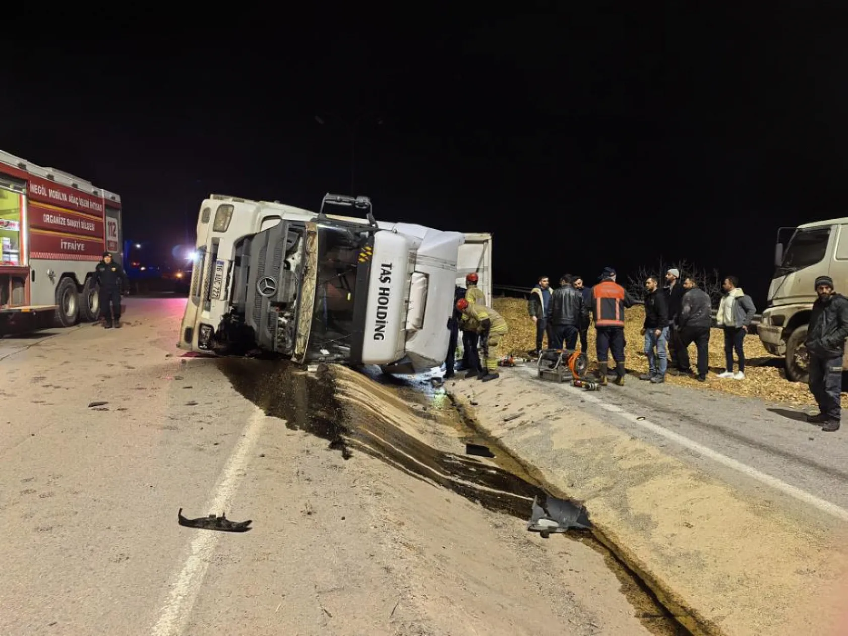 Talaş yüklü tır devrildi: Araçta sıkışan genç sürücü hayatını kaybetti