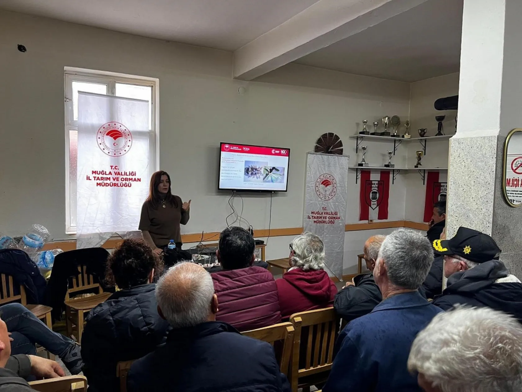 Datça'da üreticilere 'badem hastalık ve zararları' eğitimi verildi