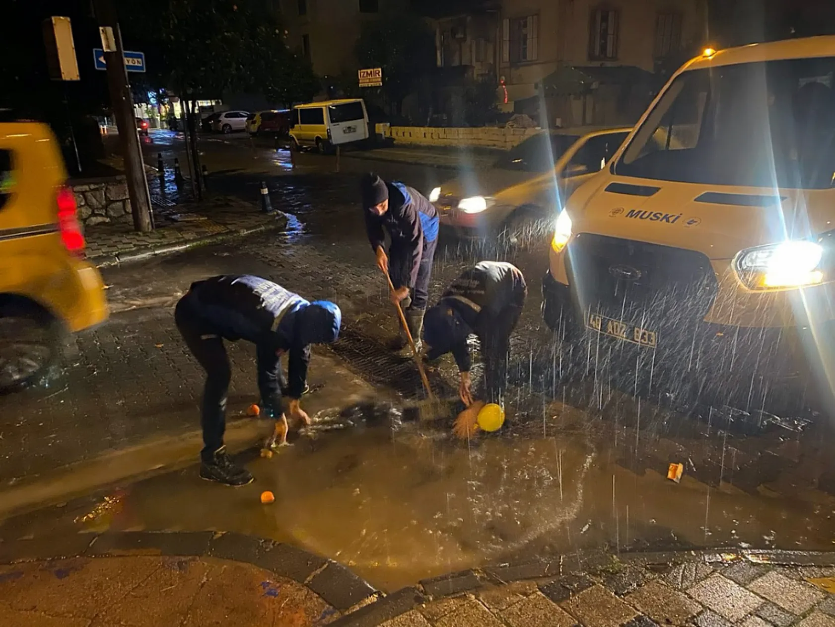 Muğla'da Aras çifti sabaha kadar yağmur mesaisi yaptı
