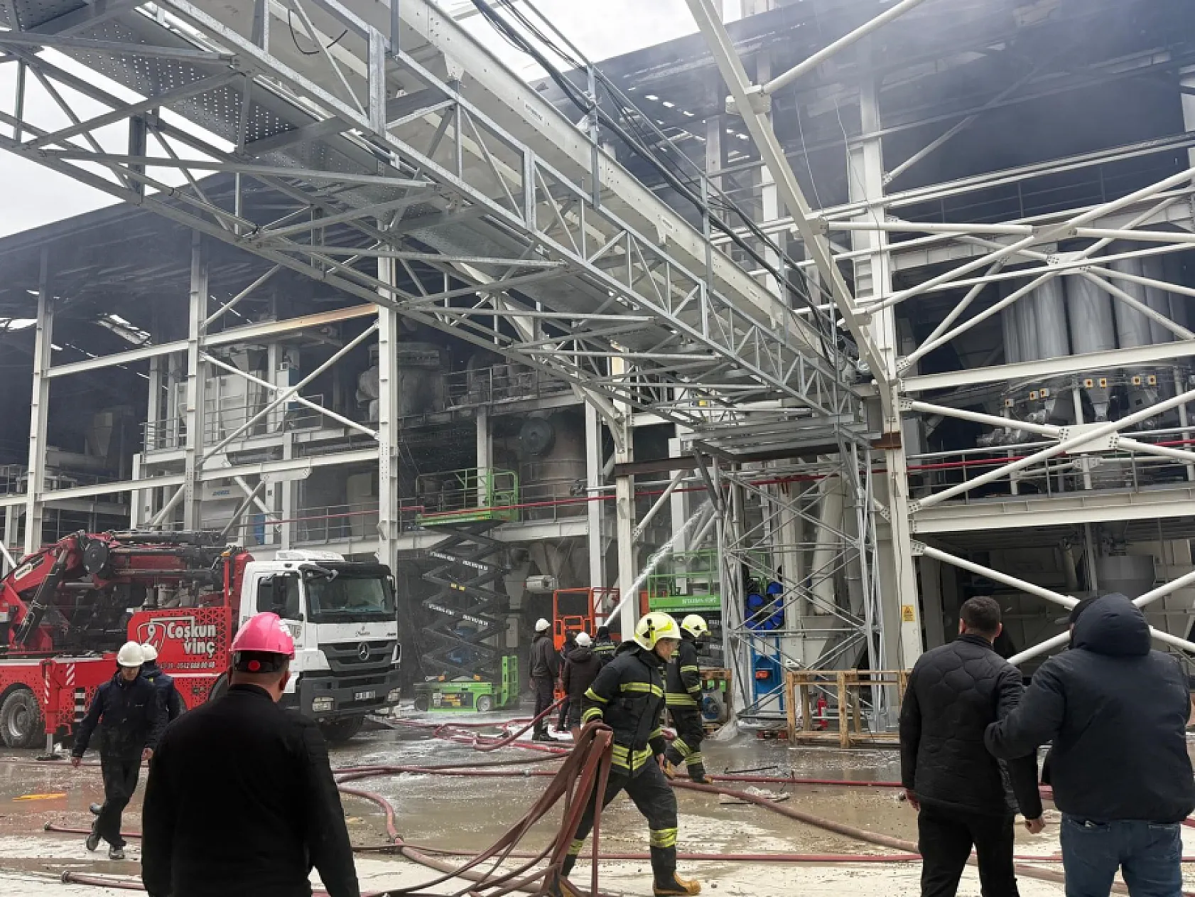 Milas'ta fabrika inşaatındaki yangın kontrol altına alındı