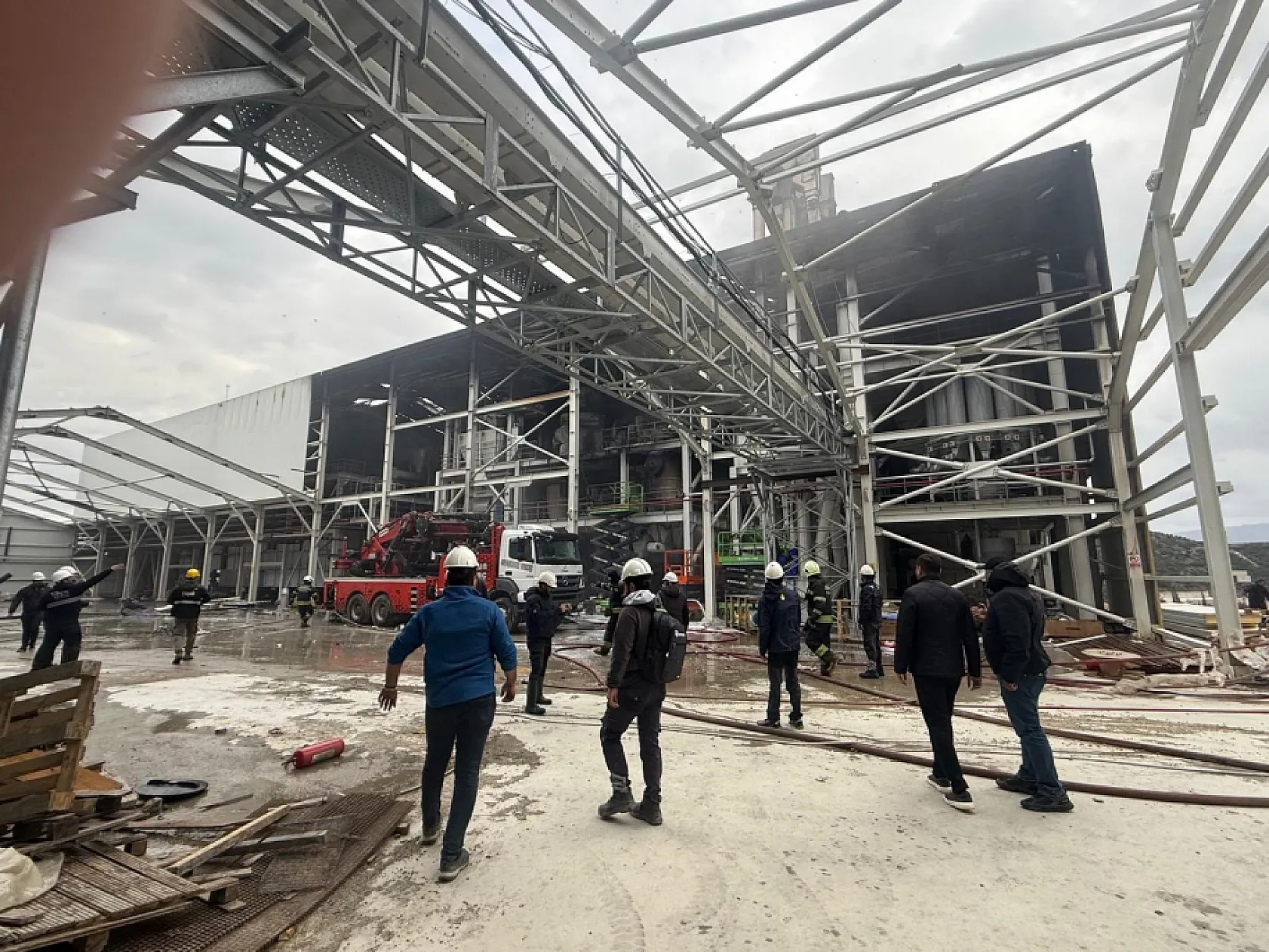 Milas'ta fabrika inşaatındaki yangın kontrol altına alındı
