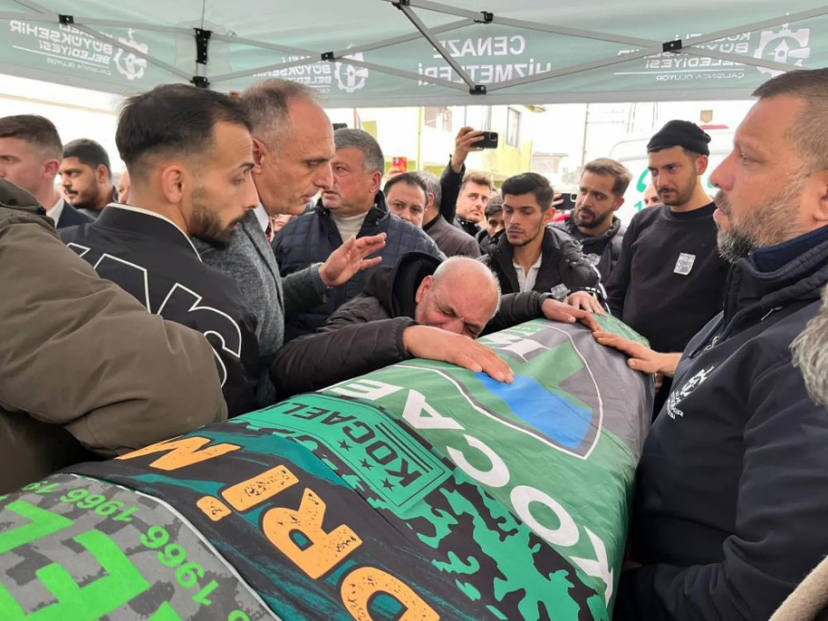 Tribünden düşerek ölen taraftarın babasından yürek yakan feryat