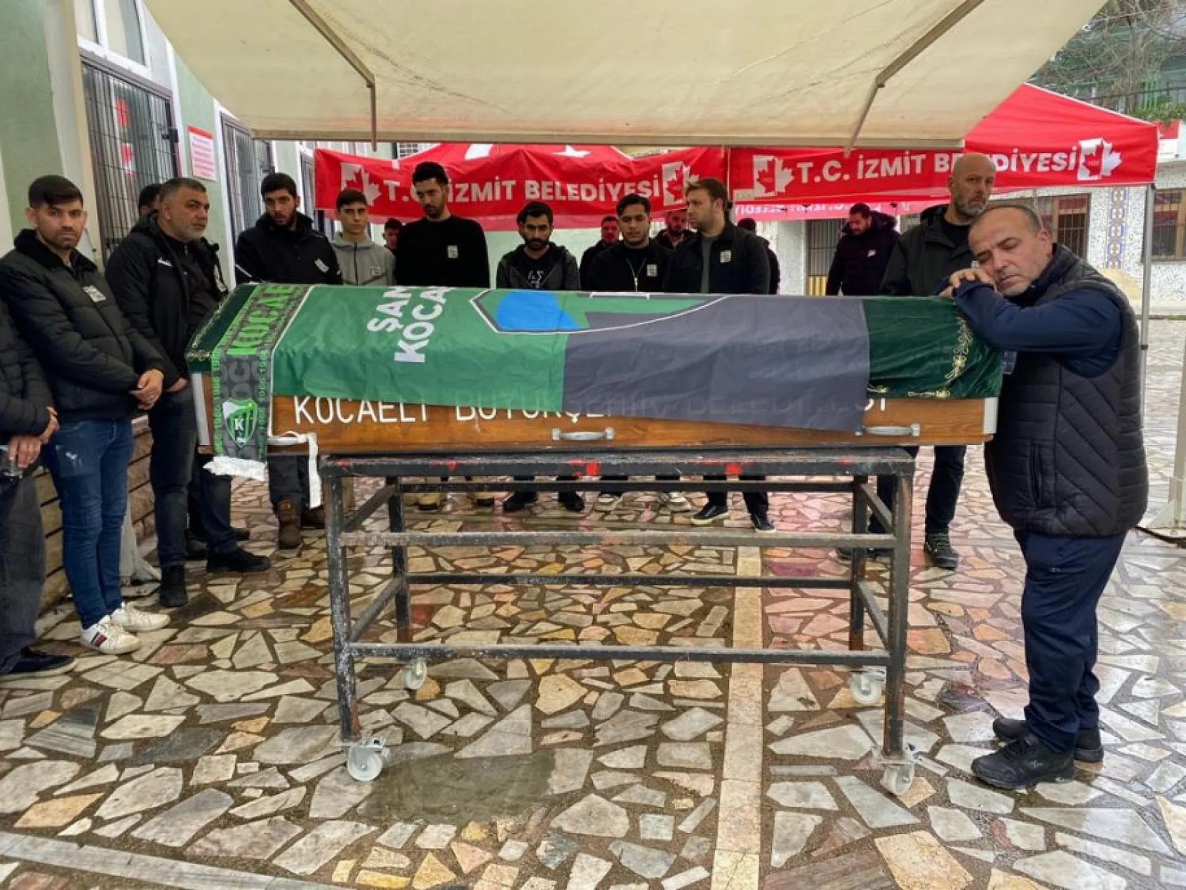 Tribünden düşerek ölen taraftarın babasından yürek yakan feryat
