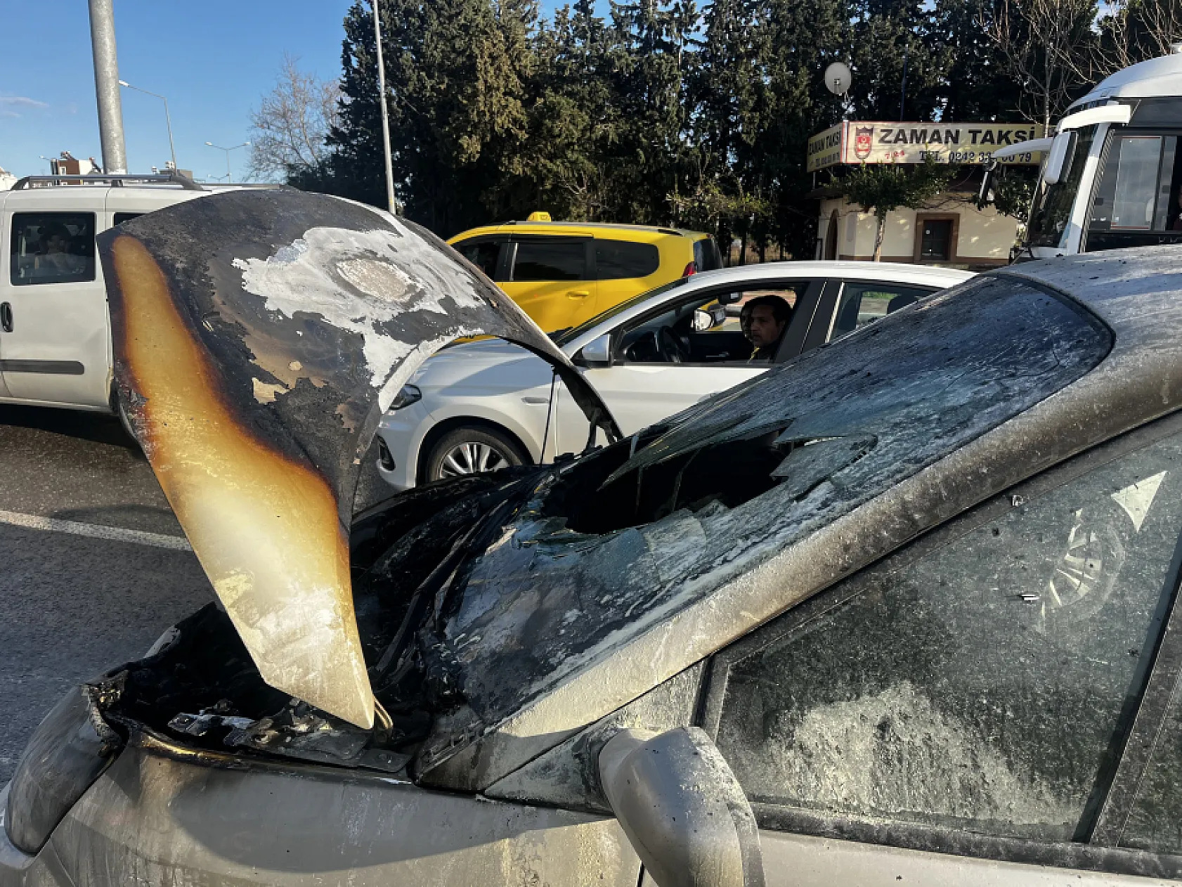 Seyir halindeki alev alan otomobil kullanılamaz hale geldi