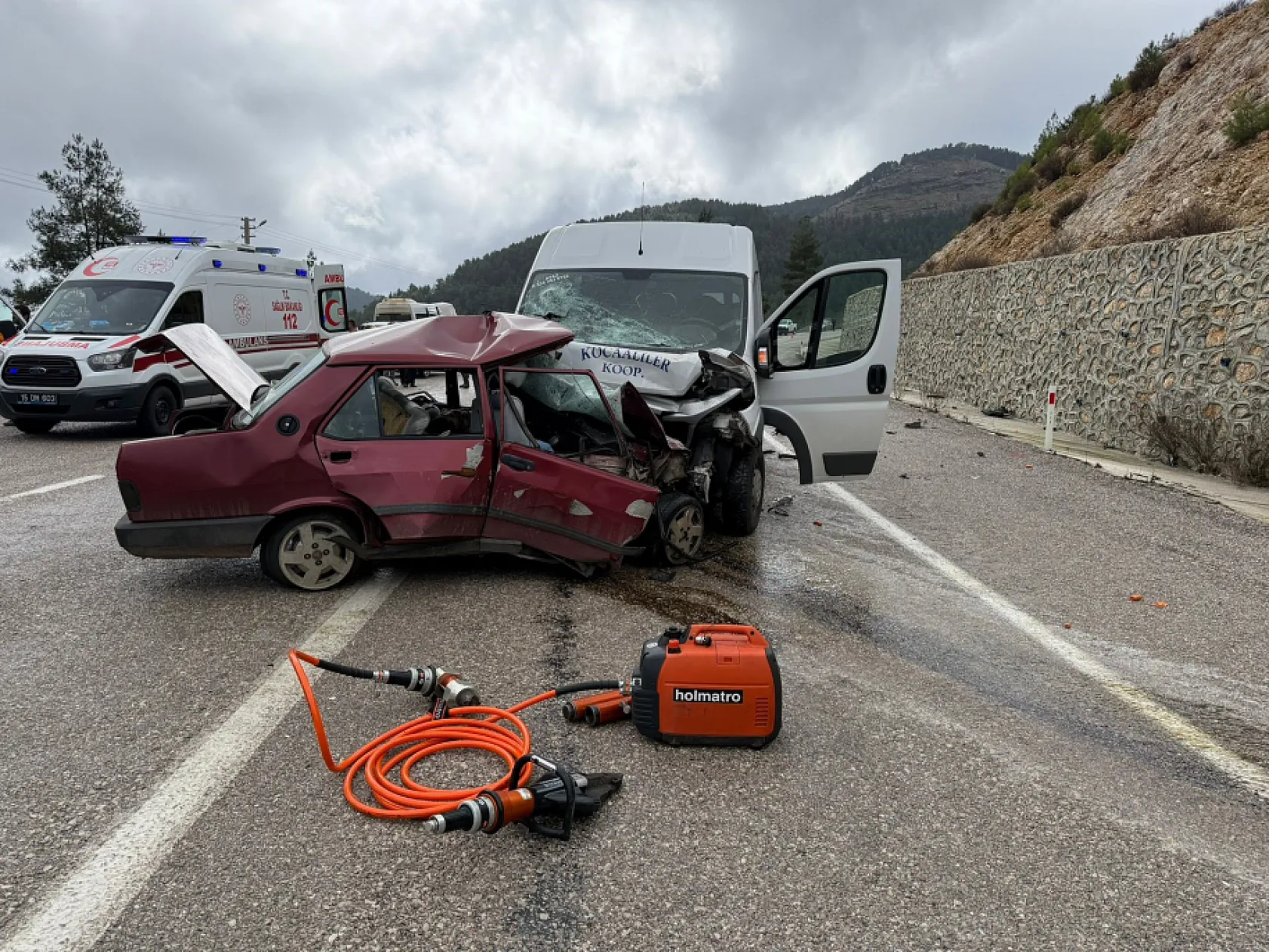Minibüs ile otomobil kafa kafaya çarpıştı: 2 ölü, 4 yaralı