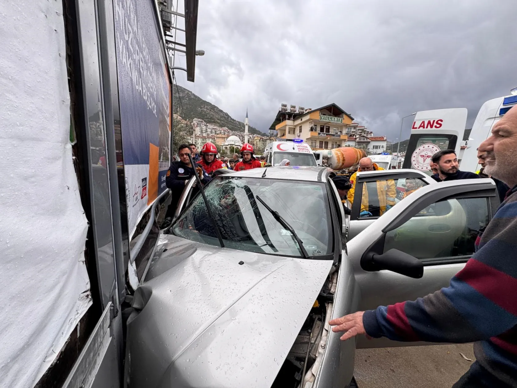Fethiye'de duvara çarpan otomobildeki 1 kişi hayatını kaybetti, 2 kişi yaralandı