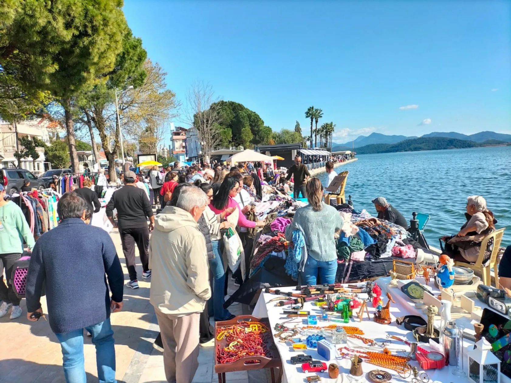 Köyceğiz'de yılın ilk ikinci el pazarı kuruldu