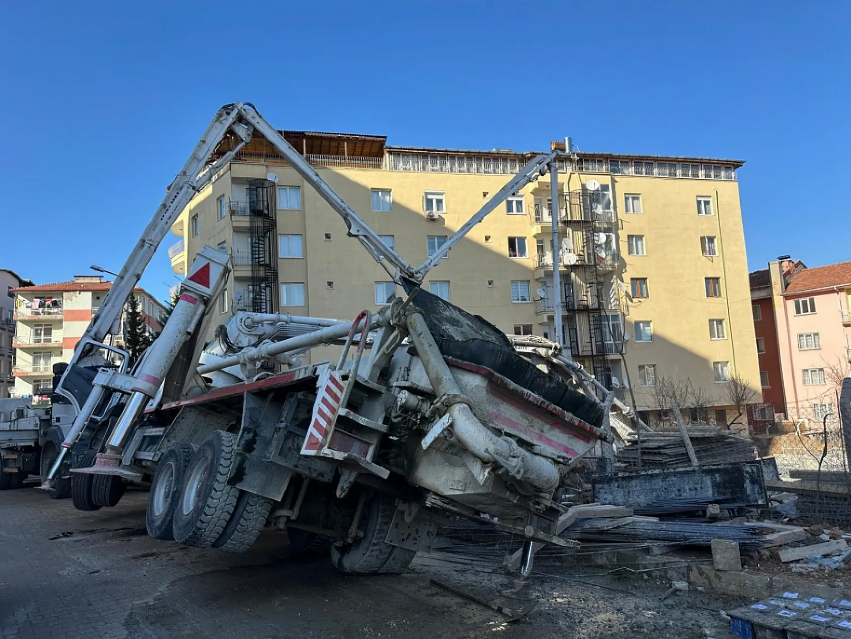 Uşak'ta beton pompası yan yattı: Altında kalan işçi hayatını kaybetti
