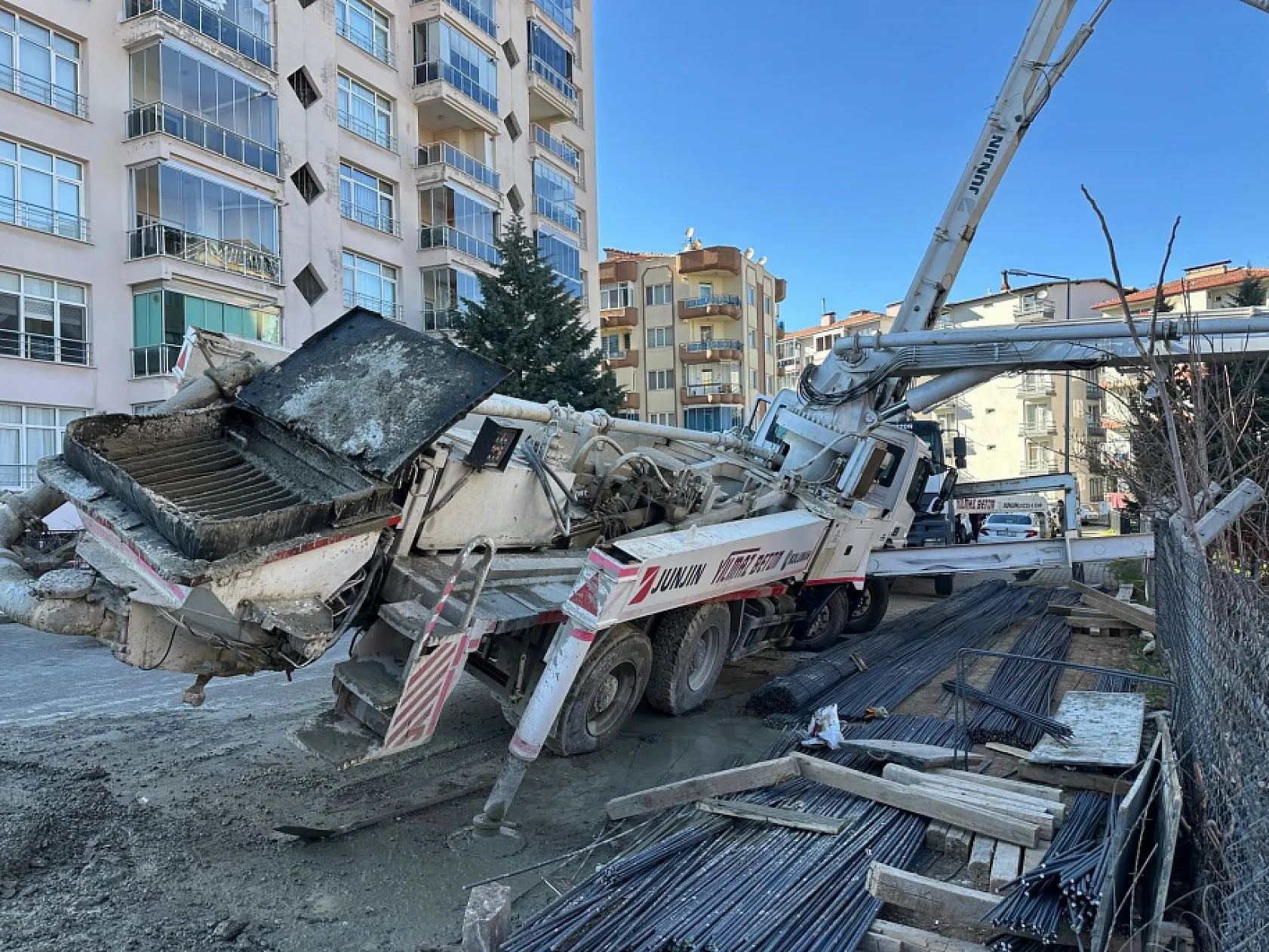 Uşak'ta beton pompası yan yattı: Altında kalan işçi hayatını kaybetti