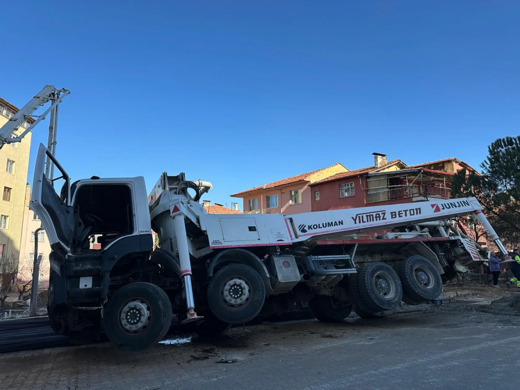 Uşak'ta beton pompası yan yattı: Altında kalan işçi hayatını kaybetti