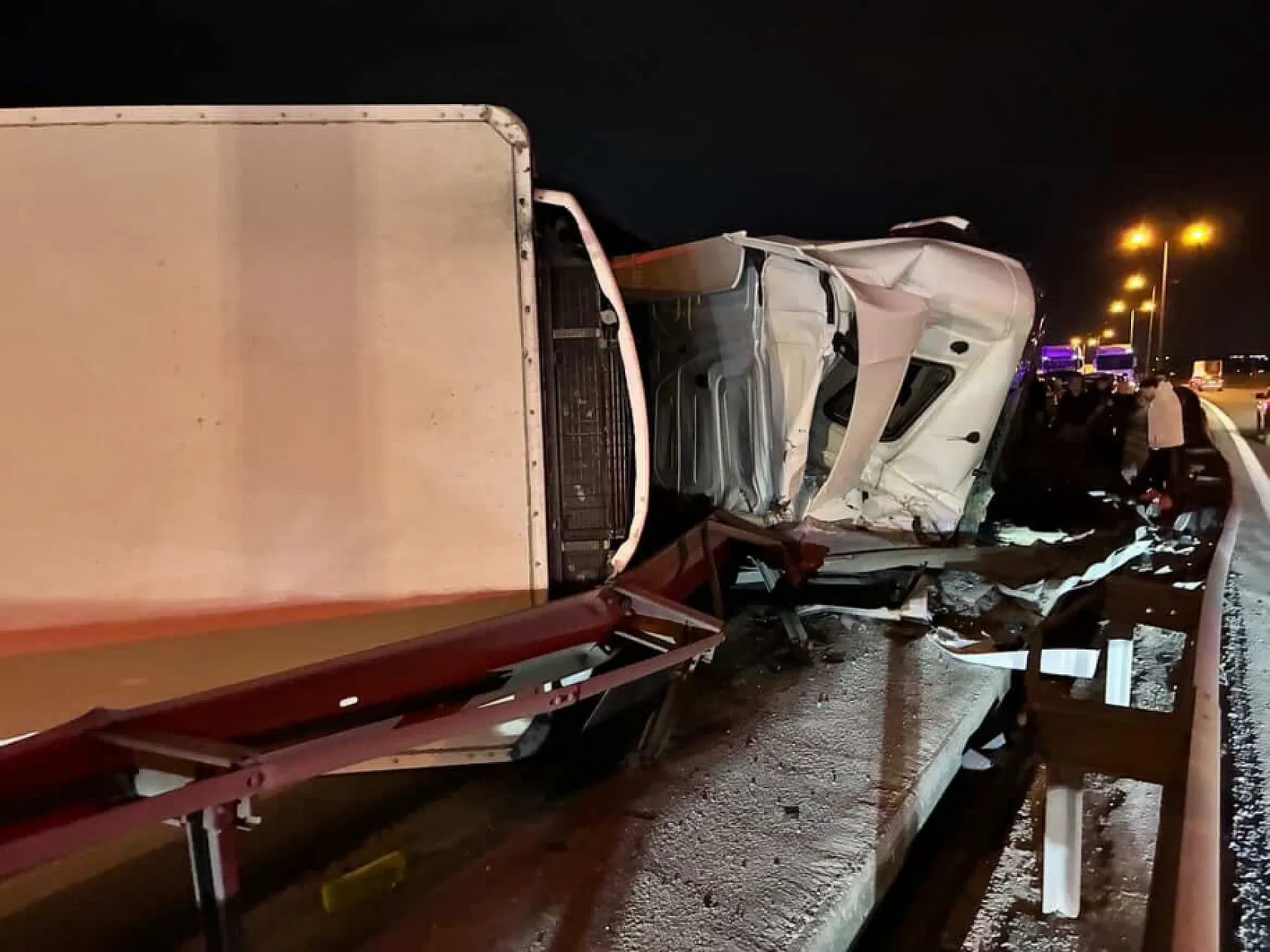 Tır devrildi, kilometrelerce trafik oluştu