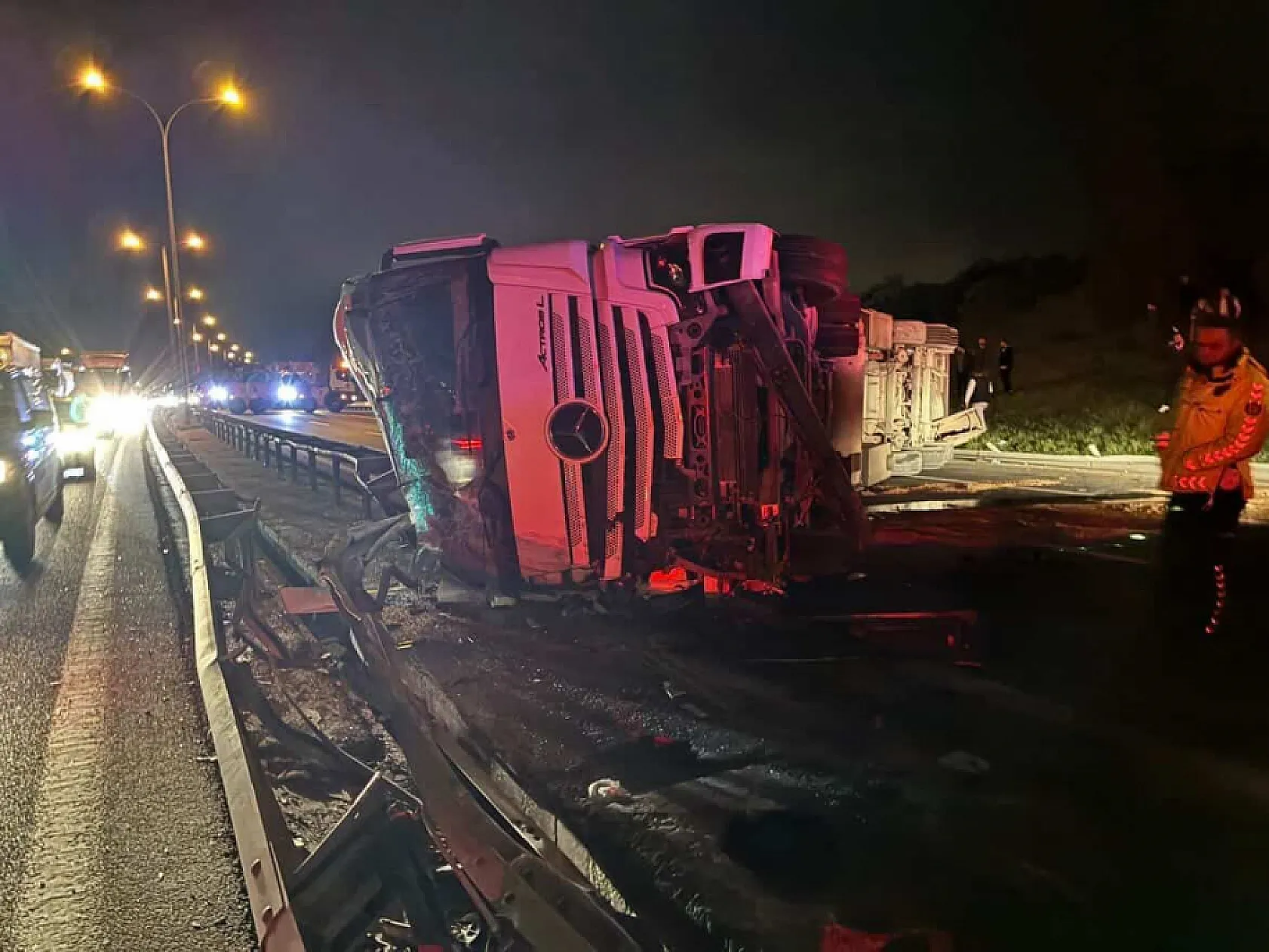 Tır devrildi, kilometrelerce trafik oluştu