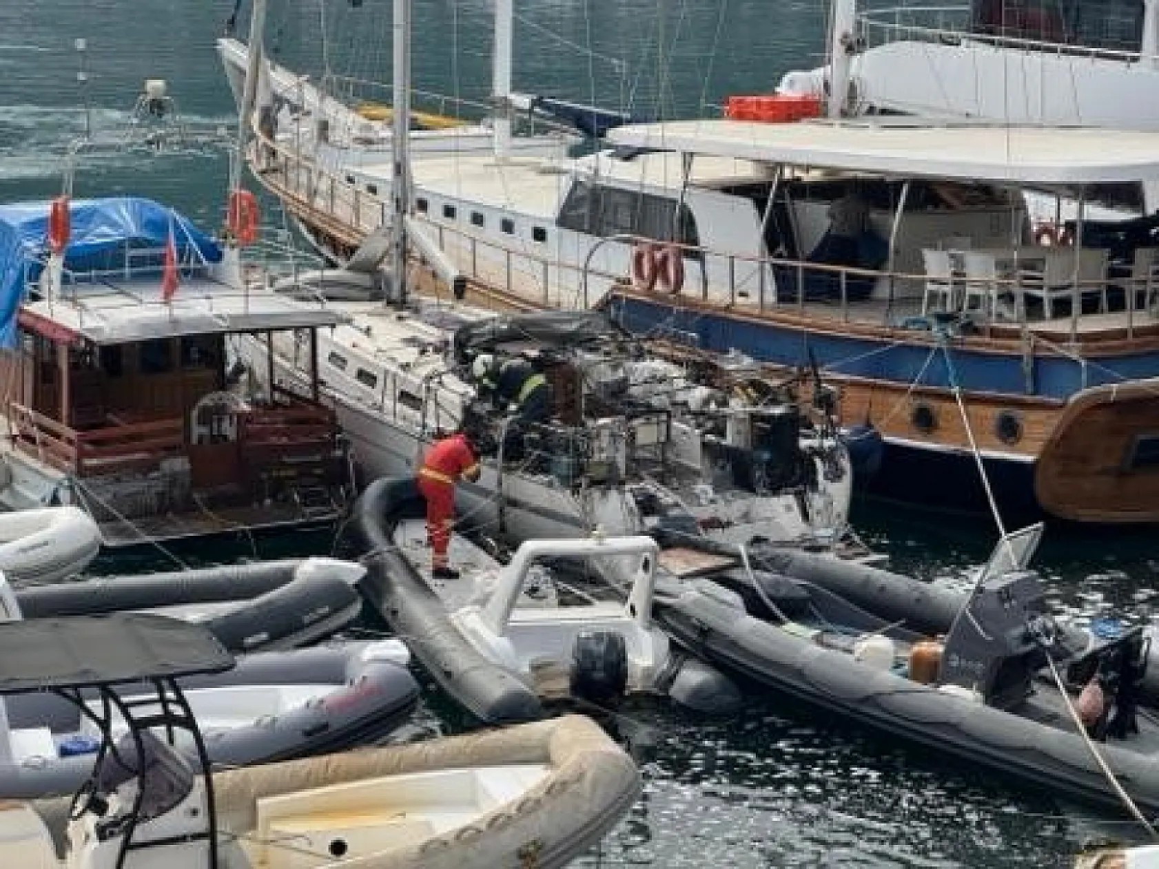 Fethiye'de göçmen kaçakçılığı yapılan tekne yandı