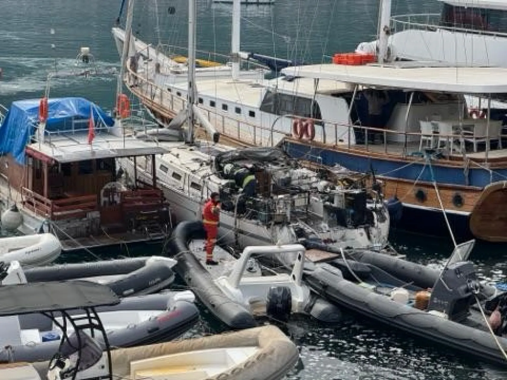 Fethiye'de göçmen kaçakçılığı yapılan tekne yandı