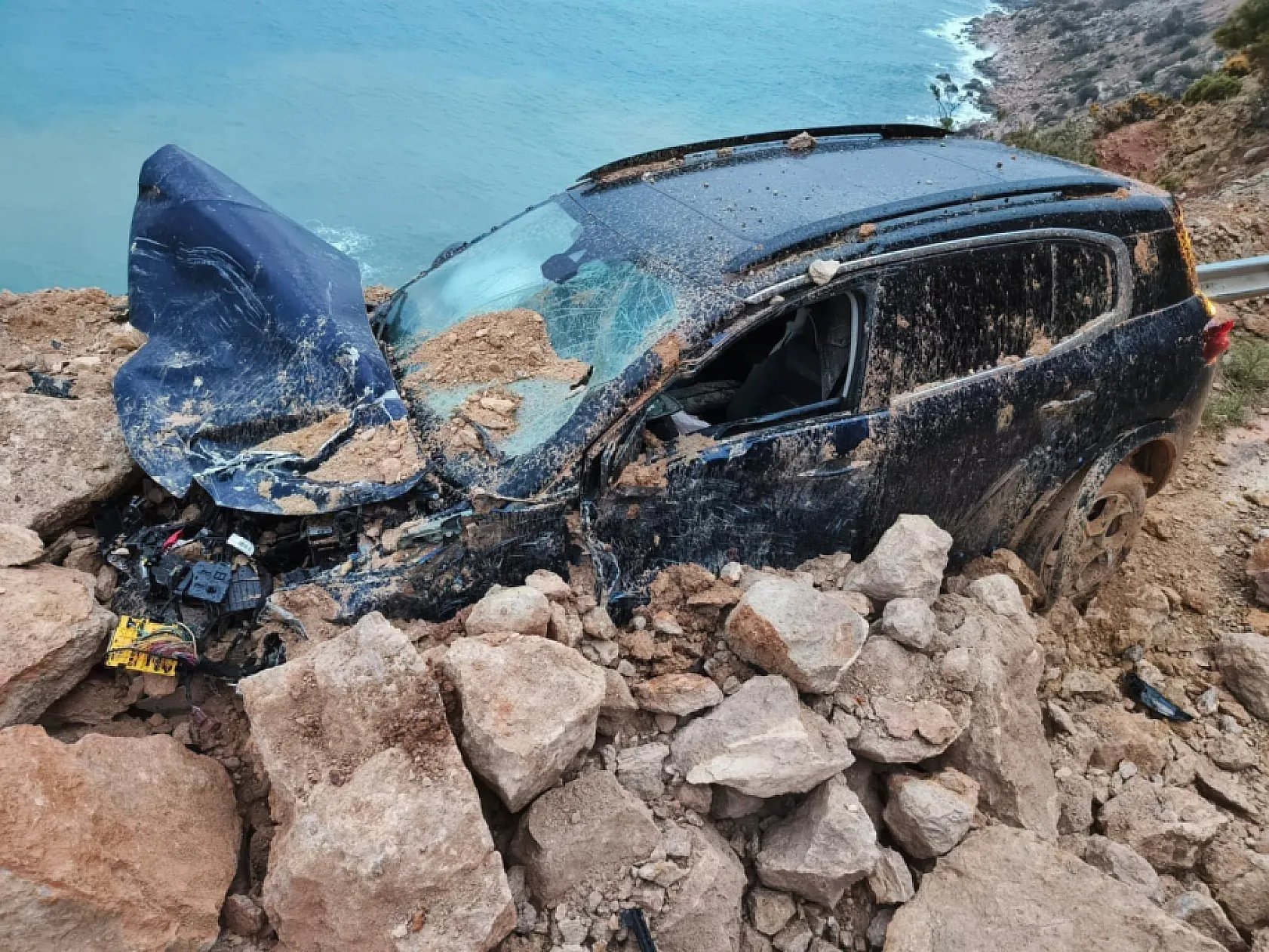 Mersin-Antalya yolunda heyelan faciası ucuz atlatıldı