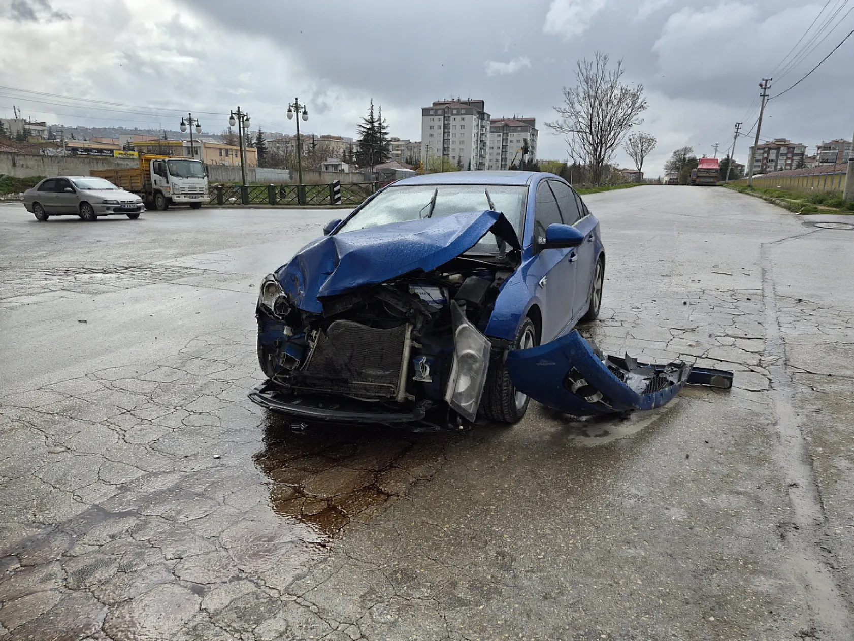 'Dur' levhasına uymayan otomobil, çöp kamyonuna çarptı: 1 yaralı