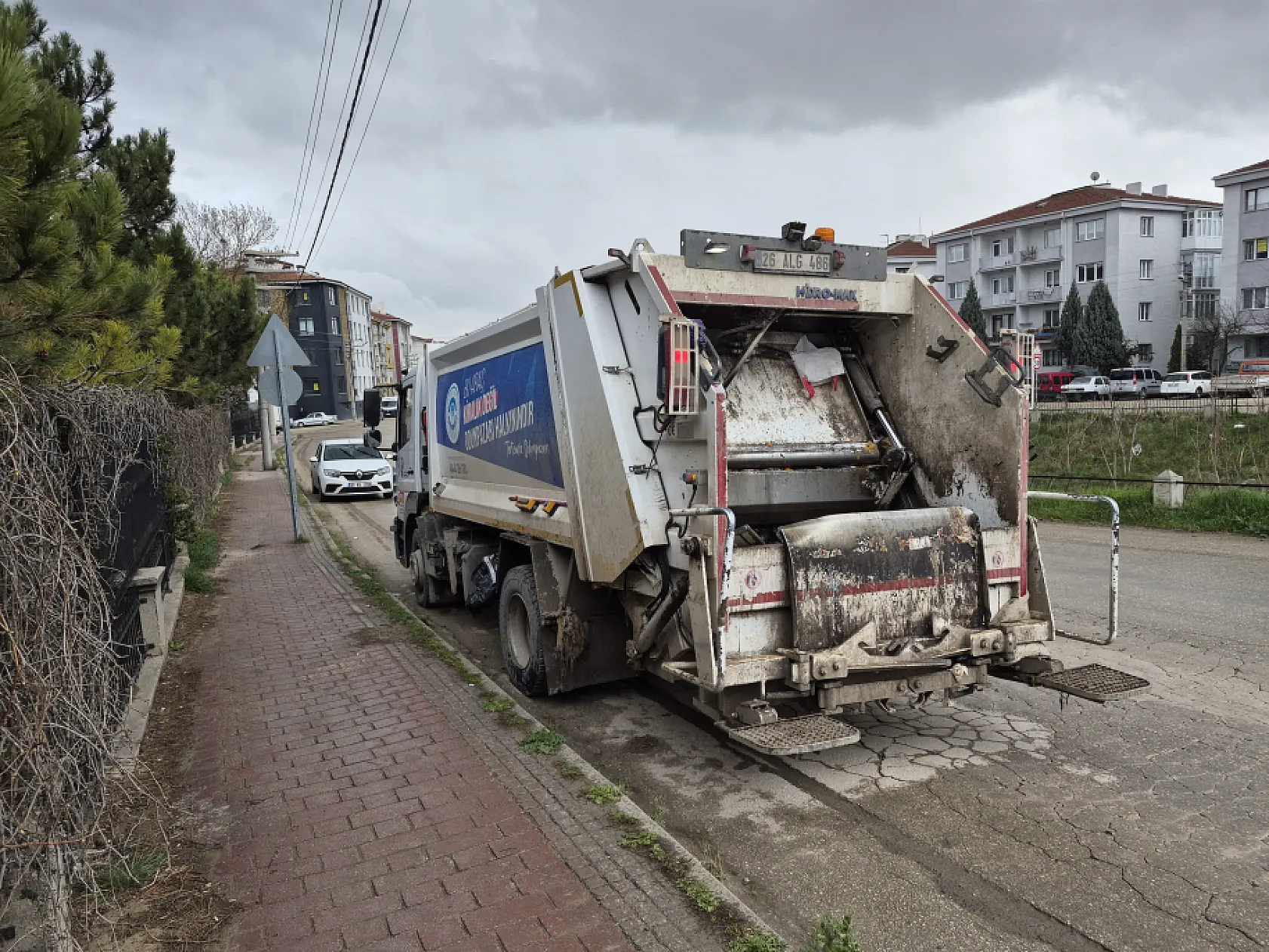 'Dur' levhasına uymayan otomobil, çöp kamyonuna çarptı: 1 yaralı