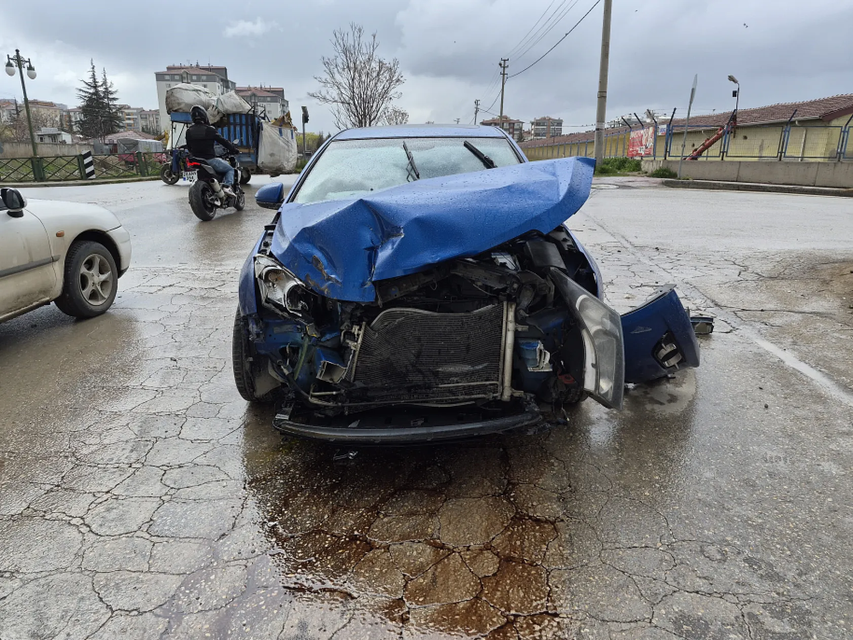 'Dur' levhasına uymayan otomobil, çöp kamyonuna çarptı: 1 yaralı