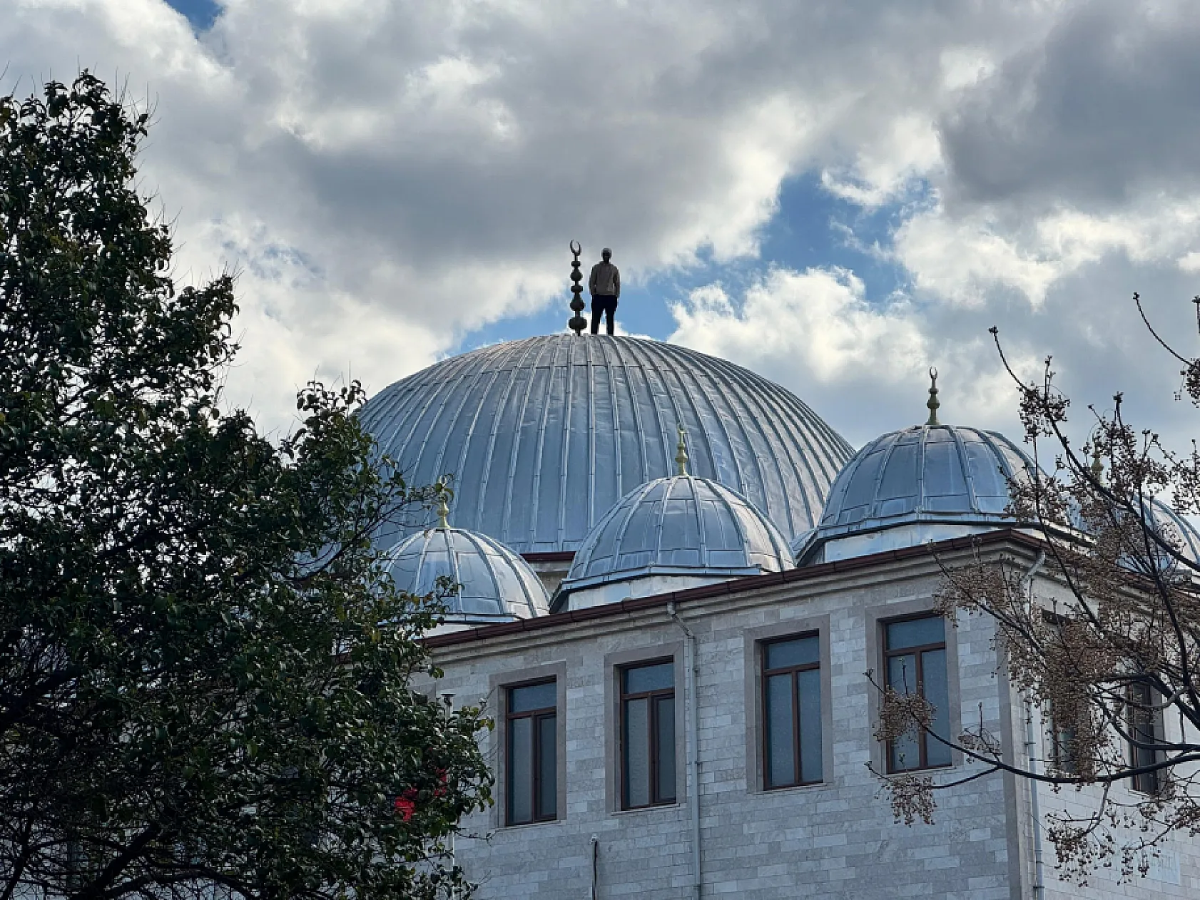 Caminin çatısına çıkan şahıs 2 saatlik çabanın sonunda ikna edilerek aşağı indirildi