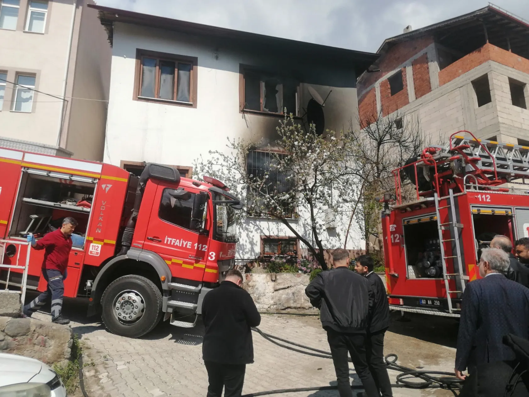 Komşusunu kurtarmak isterken yangının ortasında kaldı