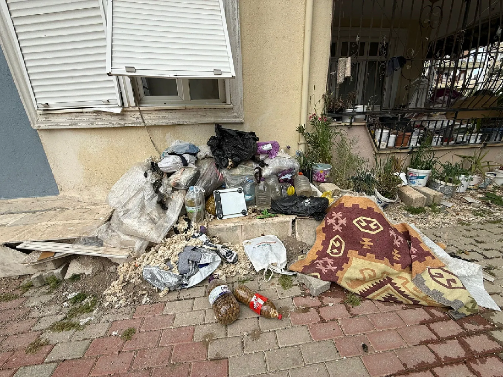 Daire içerisinde ve bahçede biriktirilen çöpler vatandaşı isyan ettirdi