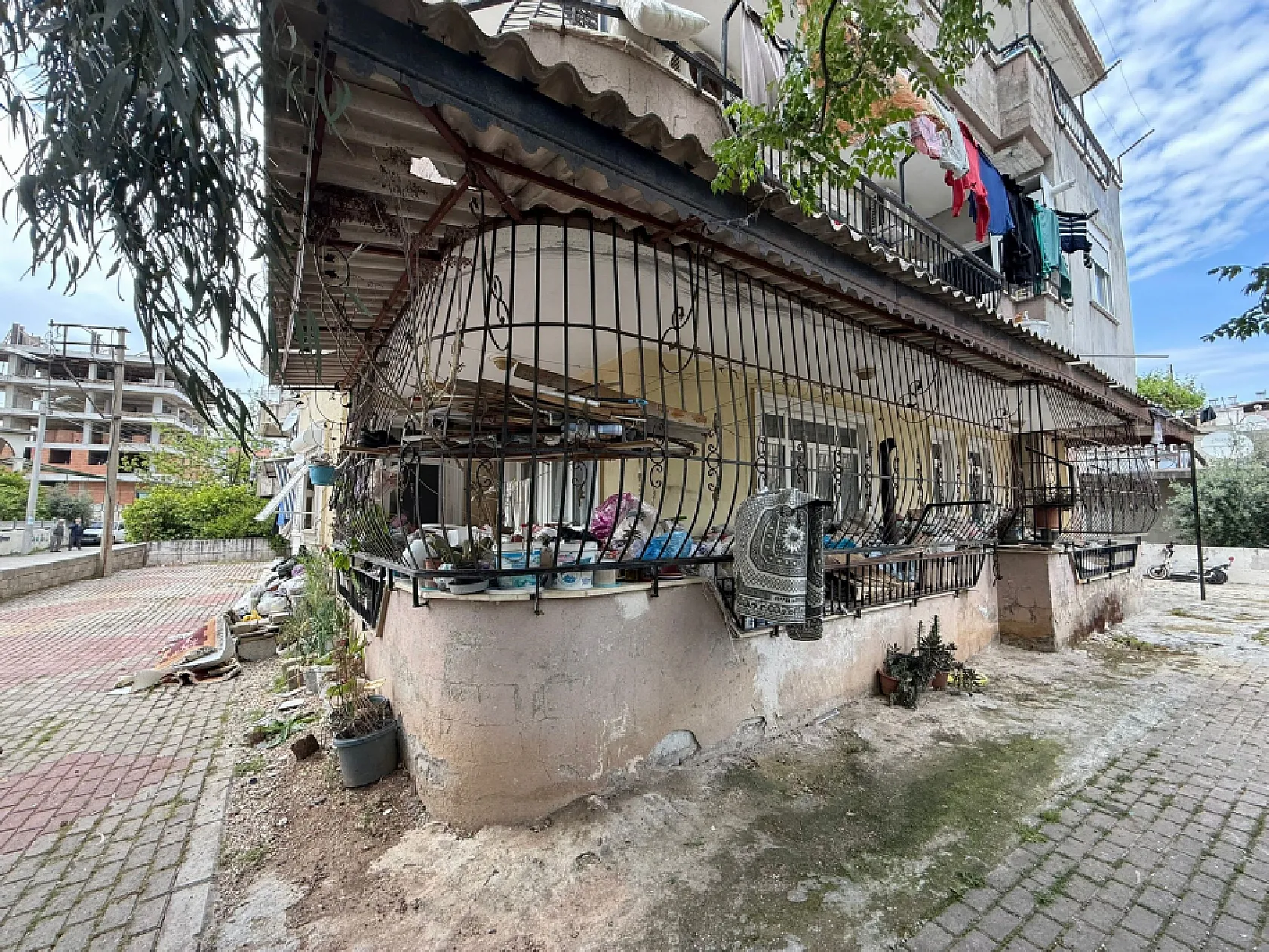 Daire içerisinde ve bahçede biriktirilen çöpler vatandaşı isyan ettirdi