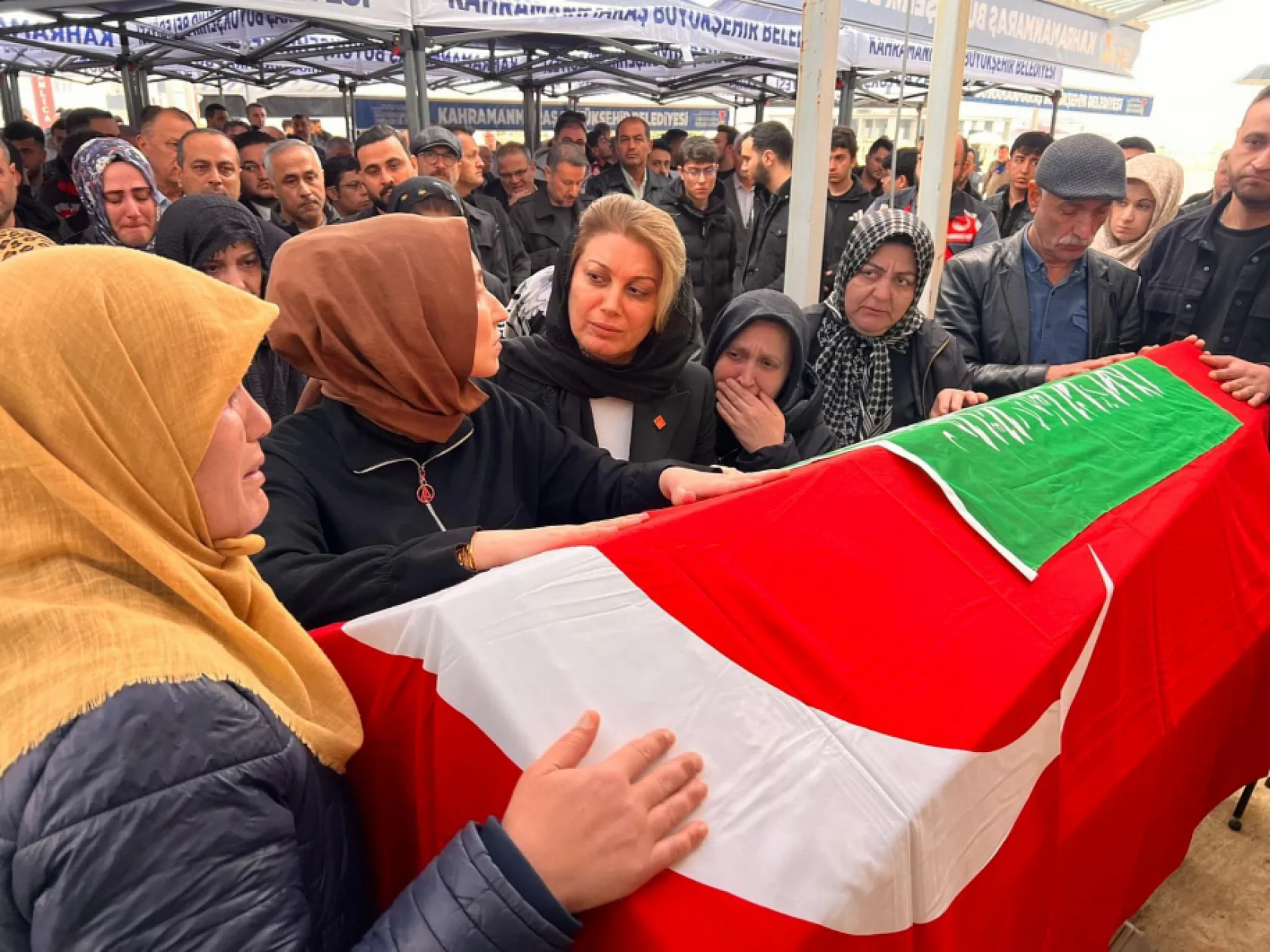 11 yaşındaki Almina'nın son yolculuğunda annenin ağıtları yürek yaktı