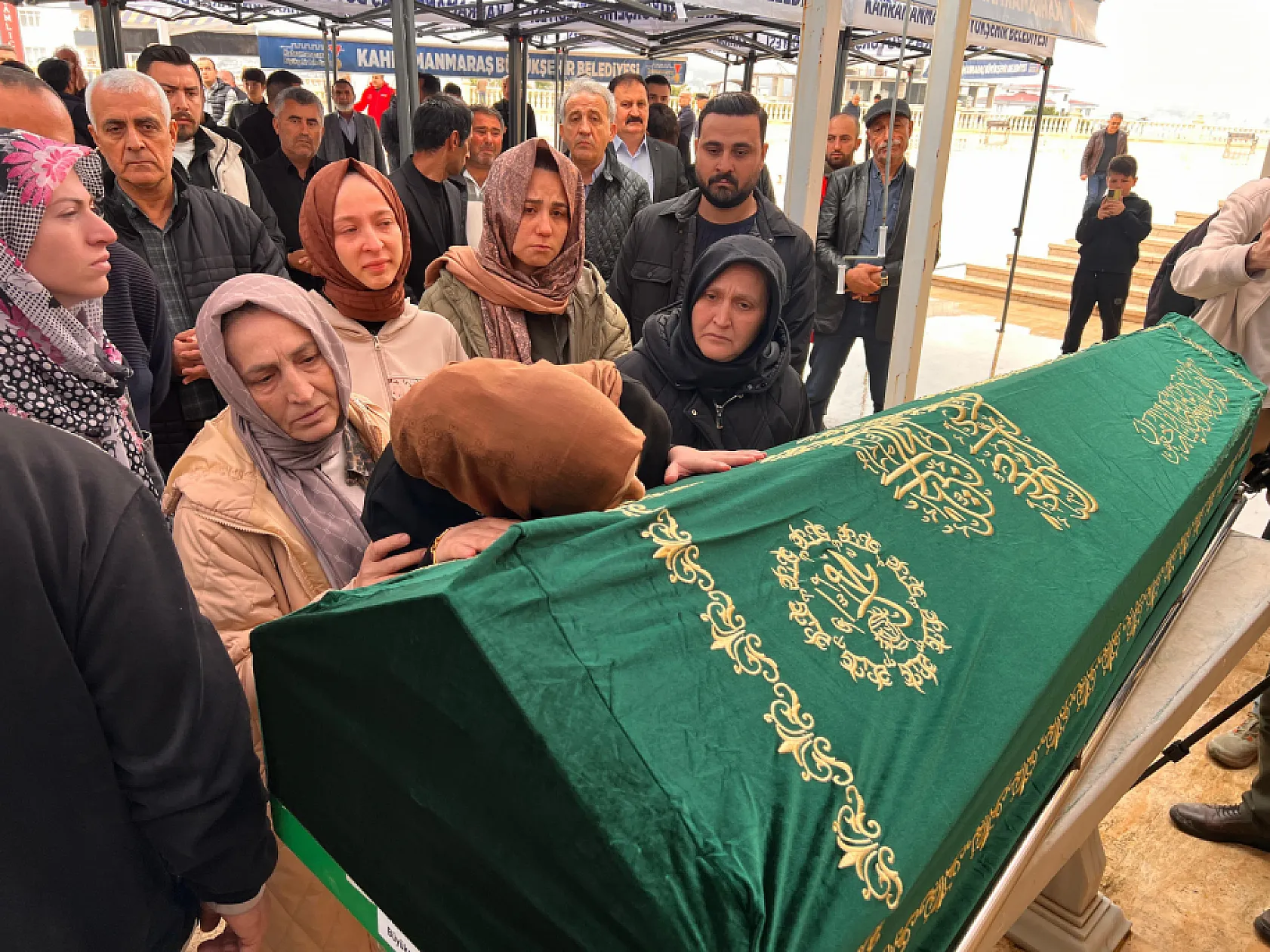 11 yaşındaki Almina'nın son yolculuğunda annenin ağıtları yürek yaktı