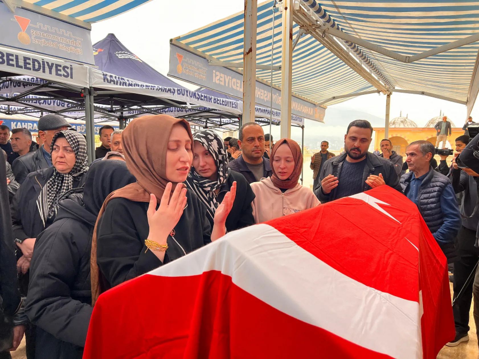 11 yaşındaki Almina'nın son yolculuğunda annenin ağıtları yürek yaktı