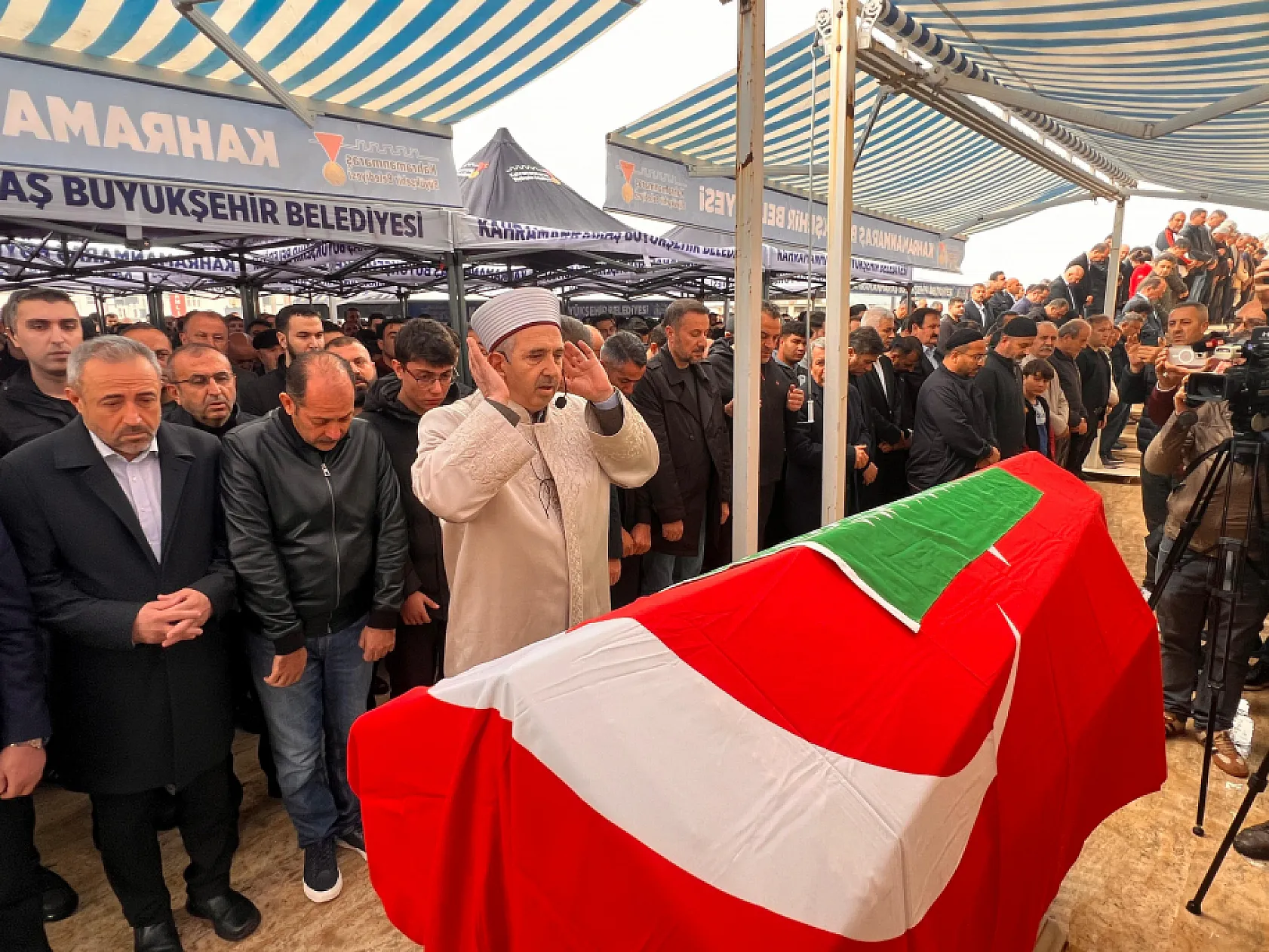 11 yaşındaki Almina'nın son yolculuğunda annenin ağıtları yürek yaktı