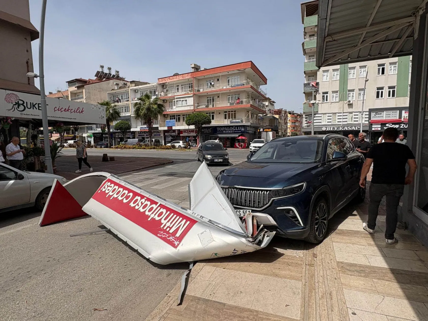 Önce otomobile ardından dev tabelaya çarptı