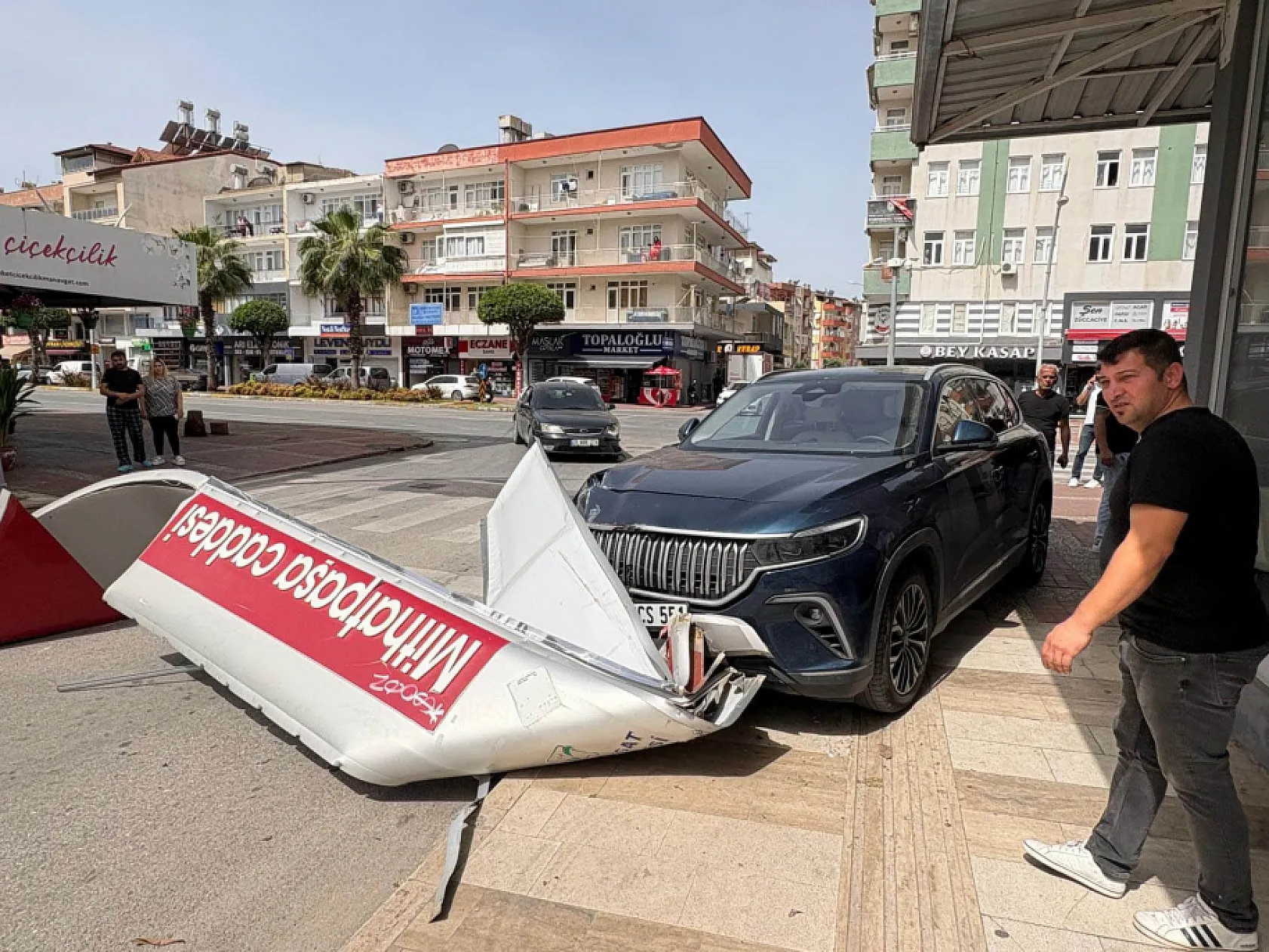 Önce otomobile ardından dev tabelaya çarptı