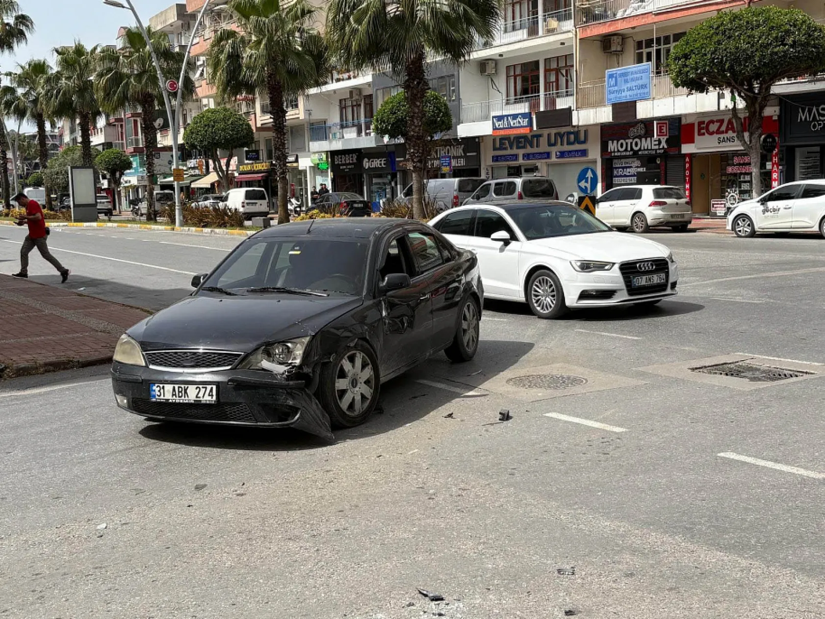 Önce otomobile ardından dev tabelaya çarptı