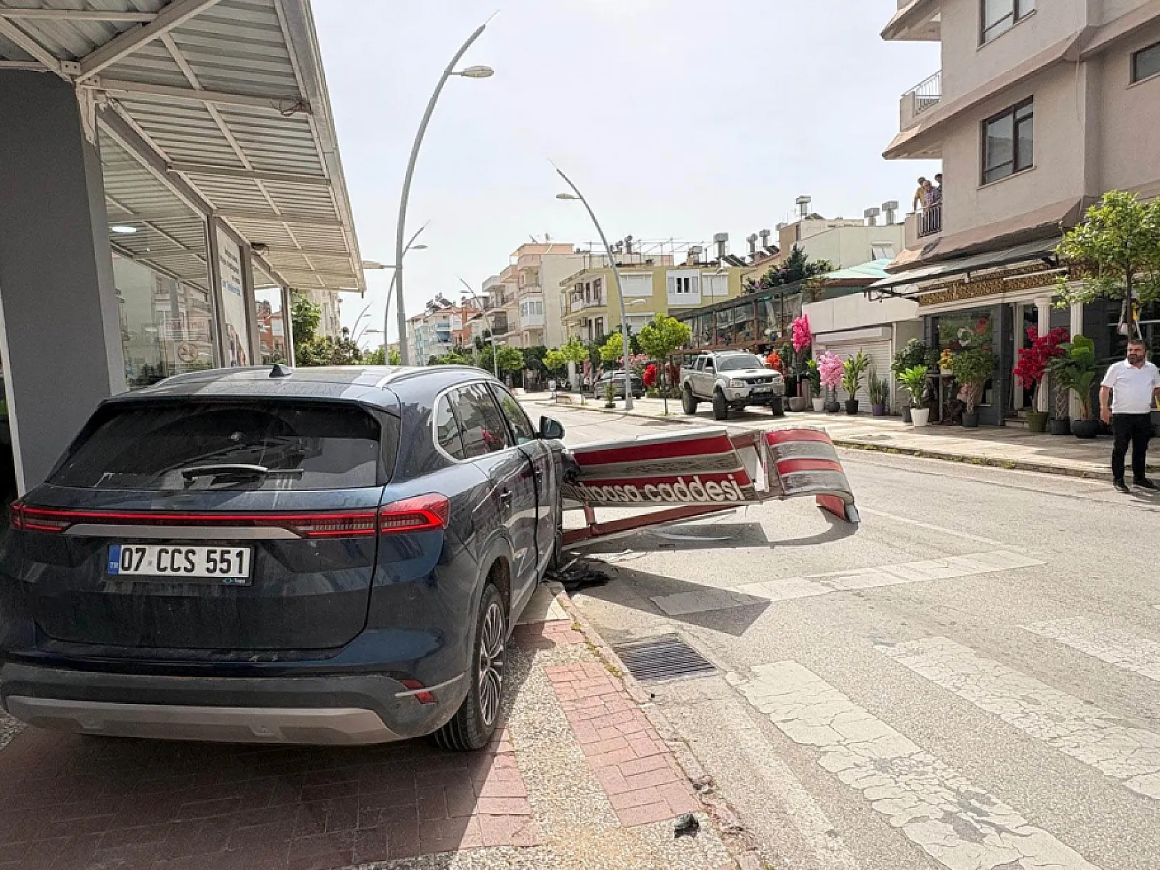 Önce otomobile ardından dev tabelaya çarptı