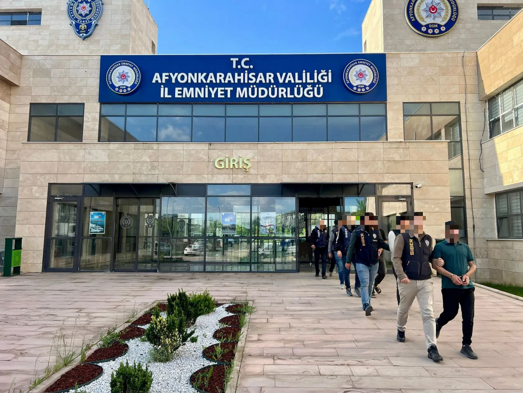 İnternet üzerinden yaklaşık 8 milyon 250 bin TL'lik dolandırıcılık yapan 5 kişi tutuklandı
