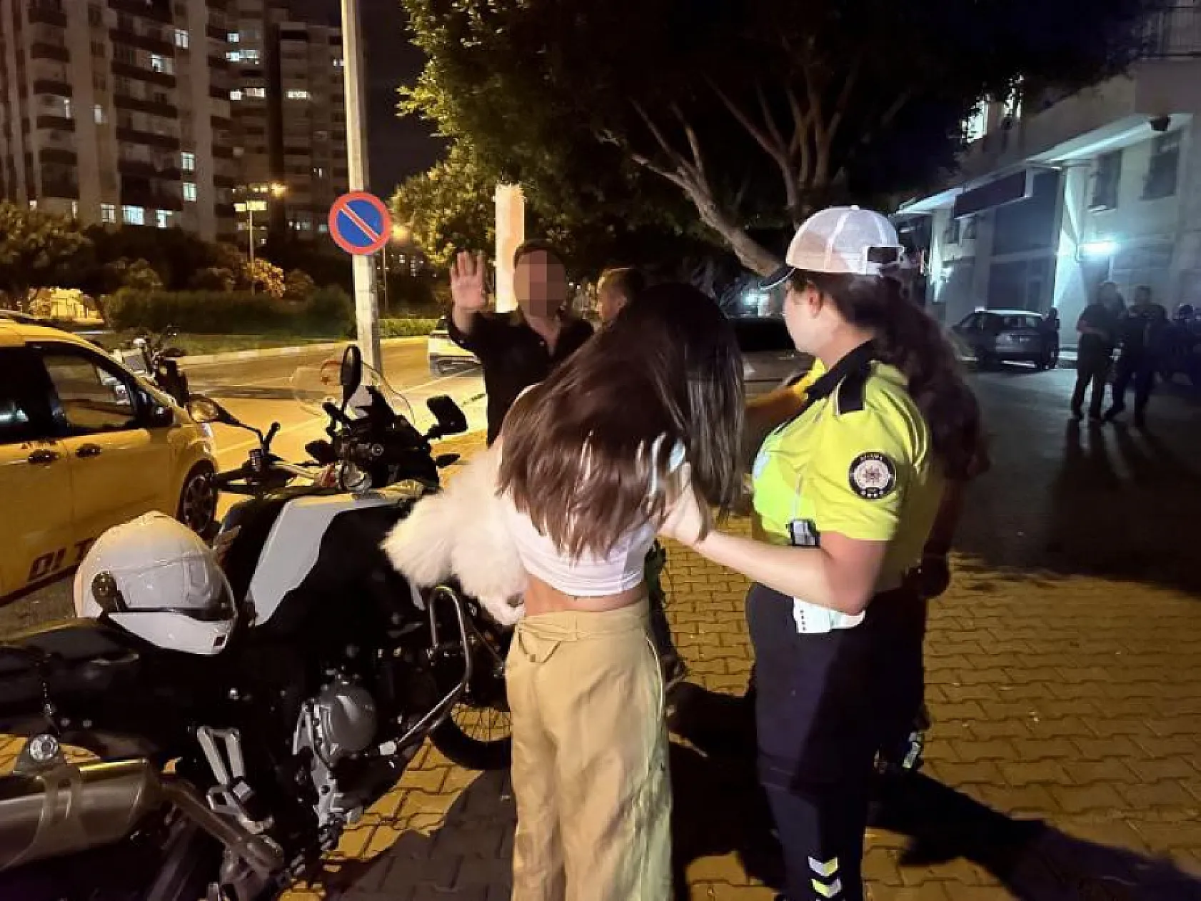 Polisi ezmeye çalıştığı iddia edilen yabancı uyruklu sürücü tutuklandı