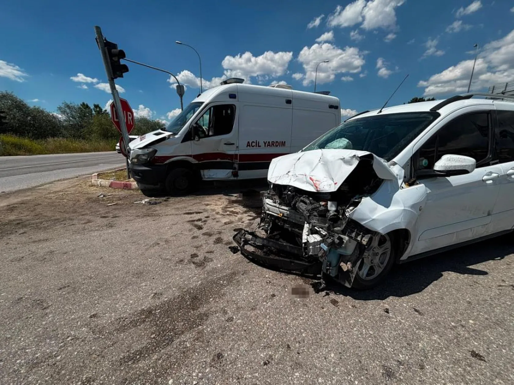 Ambulans hafif ticari araçla çarpıştı: 7 yaralı