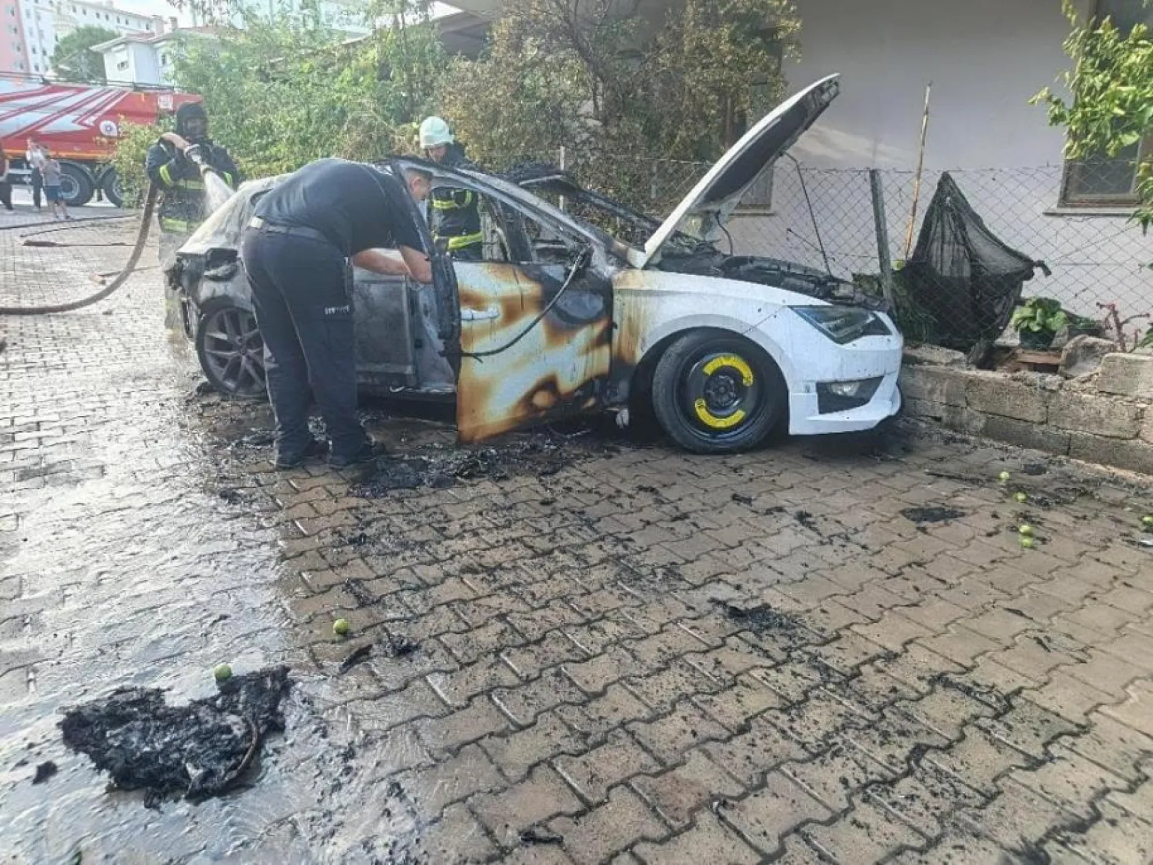 Seyir halindeyken alev topuna döndü, sürücü son anda kendini dışarı atarak kurtuldu