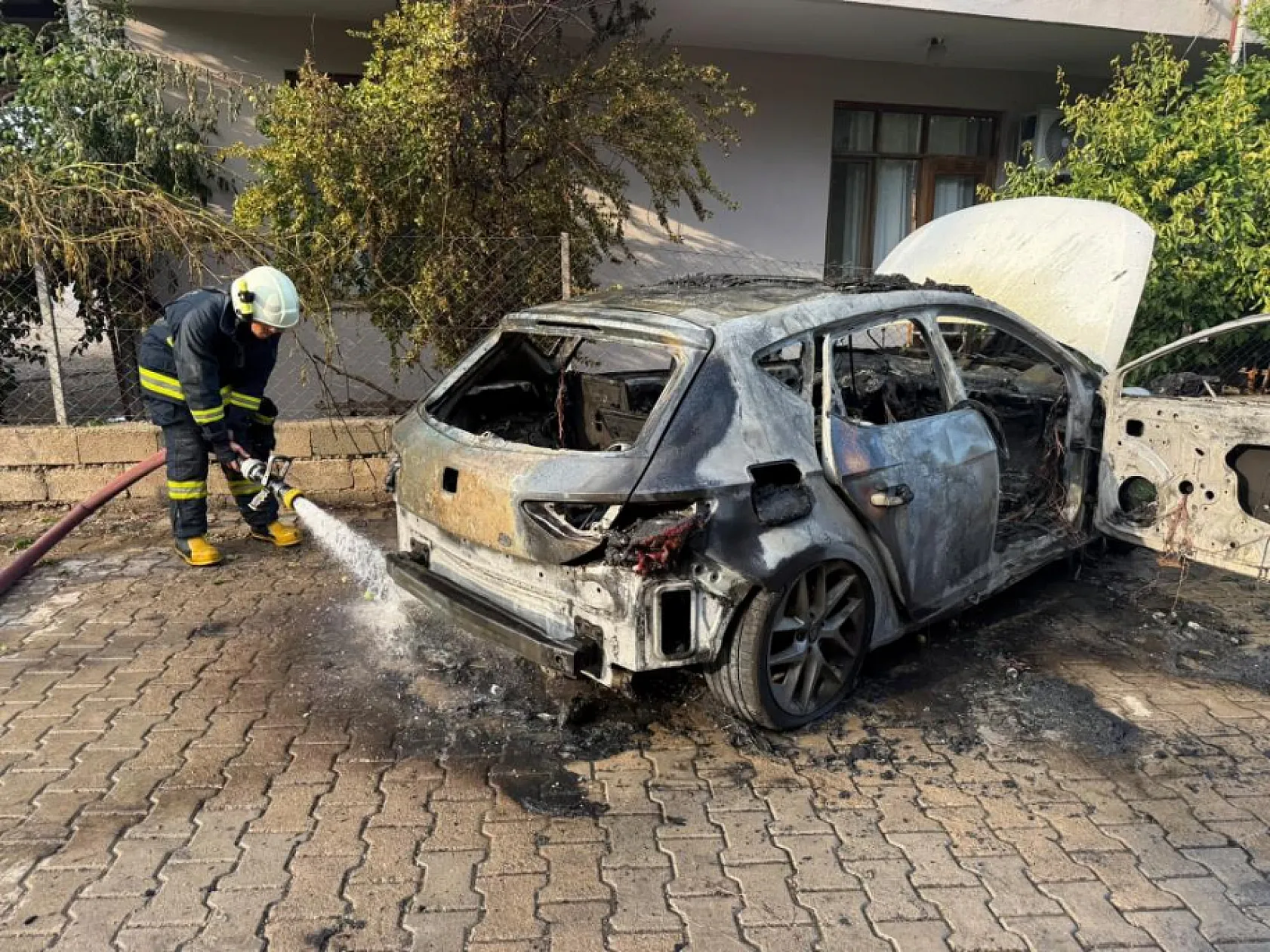 Seyir halindeyken alev topuna döndü, sürücü son anda kendini dışarı atarak kurtuldu