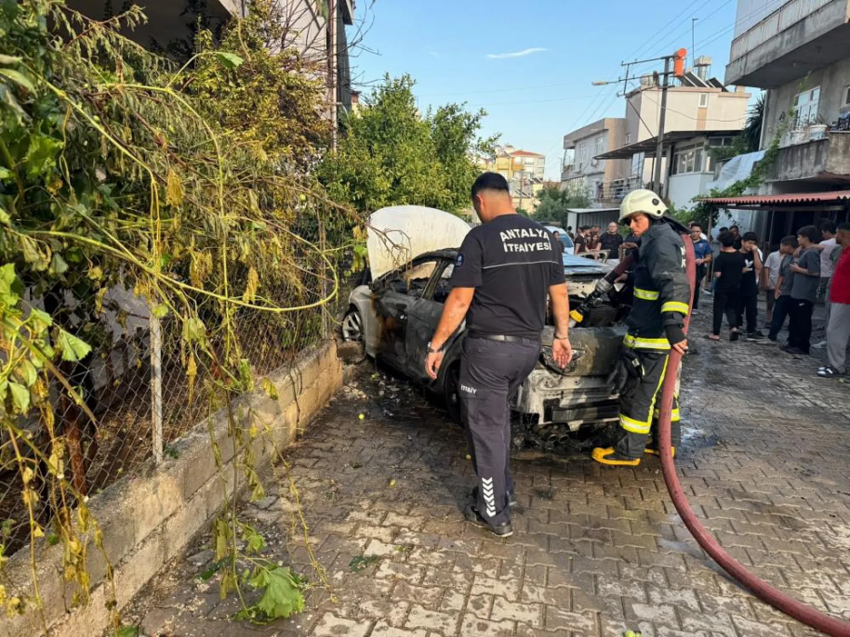 Seyir halindeyken alev topuna döndü, sürücü son anda kendini dışarı atarak kurtuldu