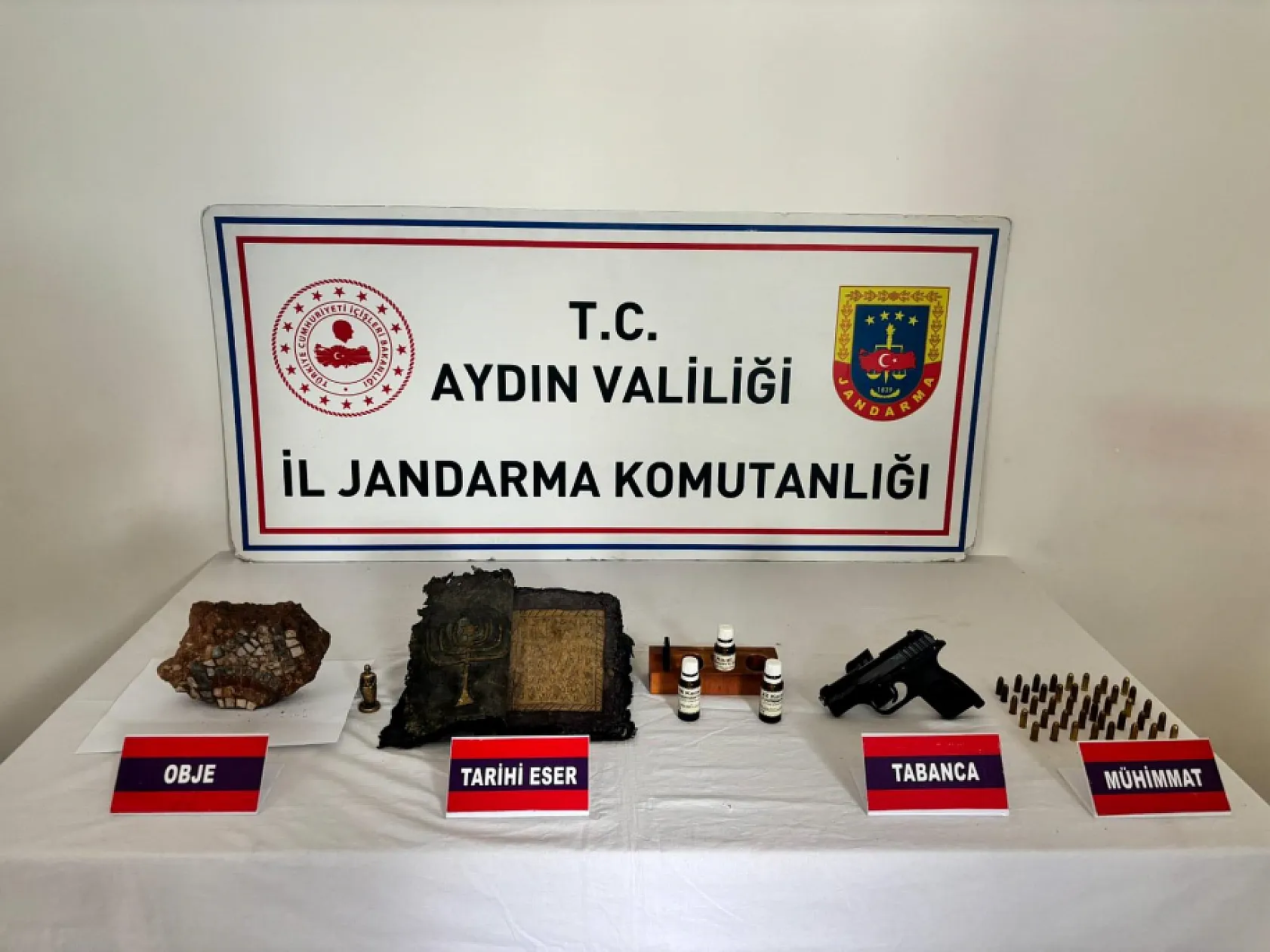 Aydın'da Bizans dönemine ait altın işlemeli dua kitabı ele geçirildi