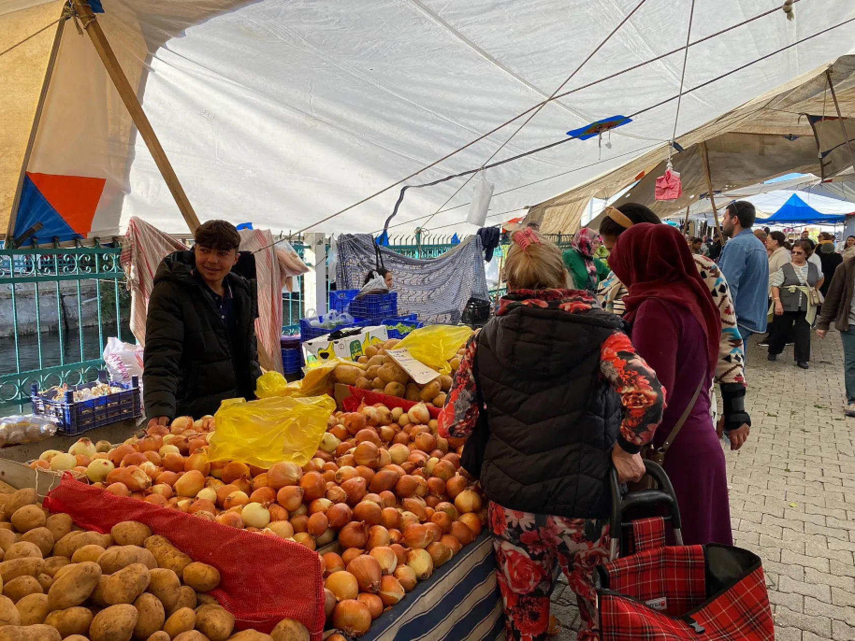 Fethiye Salı Pazarı'nda Esnaf Dertli, 'Fiyatlar Yüksek, Hareket Yavaş'