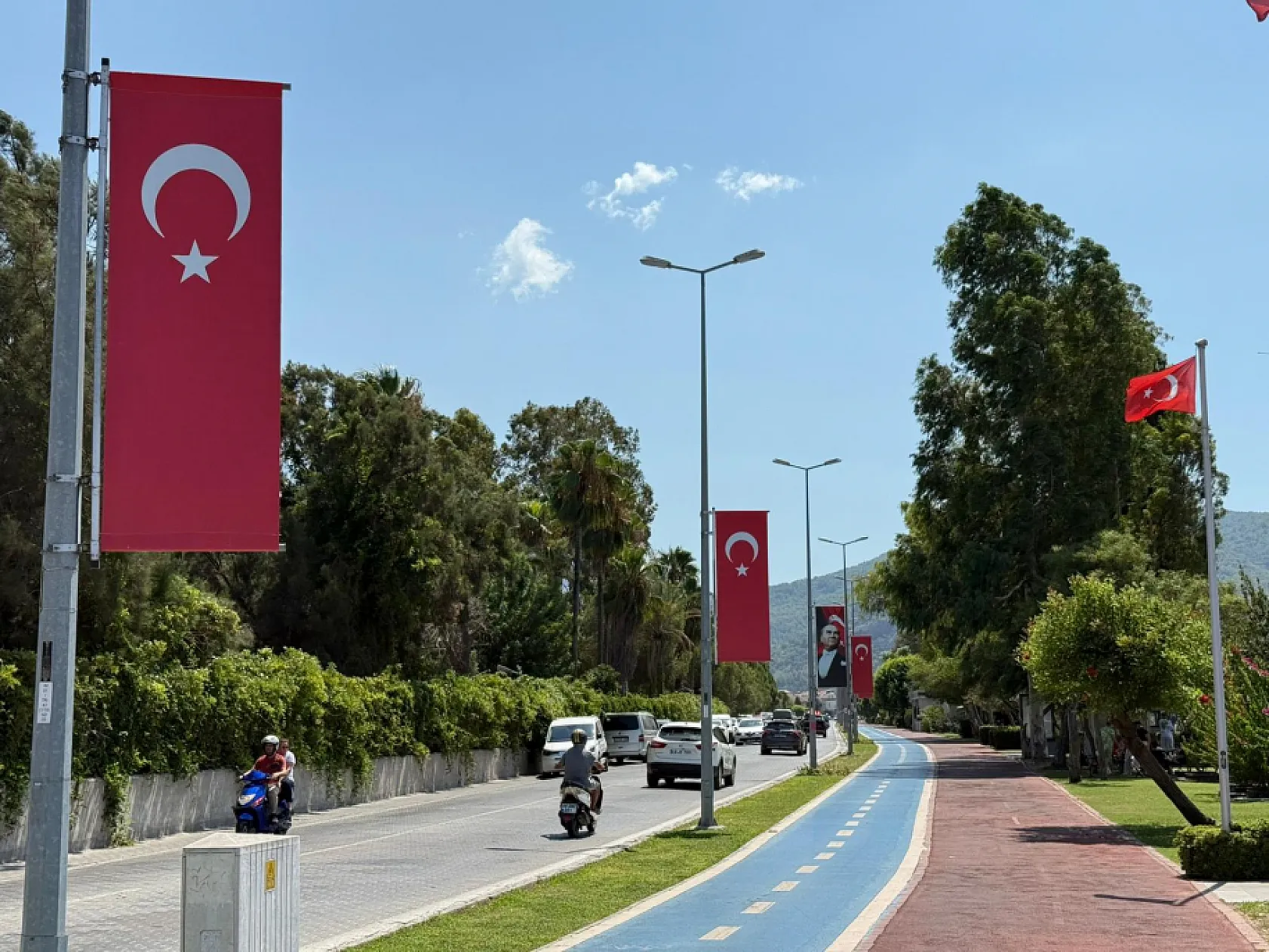 Fethiye'de Sahil Bandı Türk Bayraklarıyla Donatıldı
