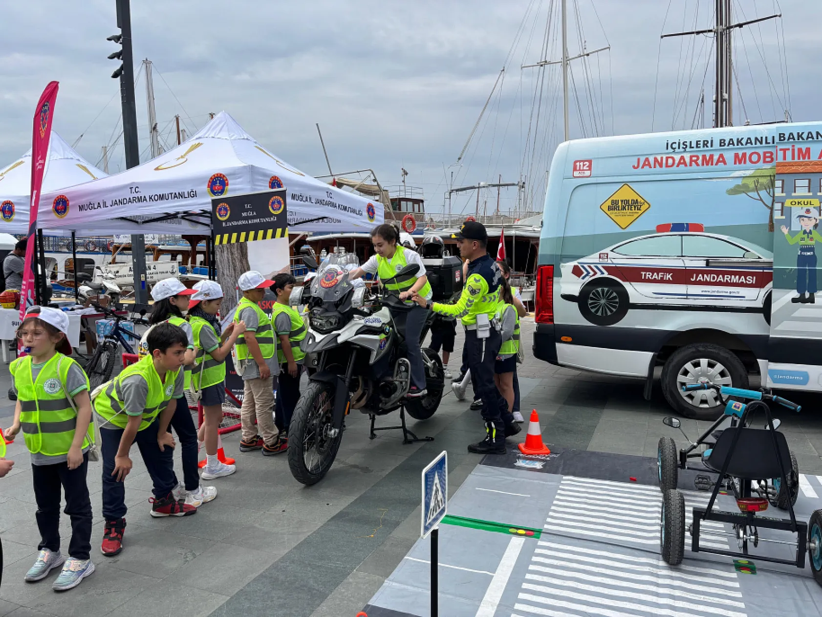 Bodrum'da öğrenci ve vatandaşlara trafik eğitimi verildi